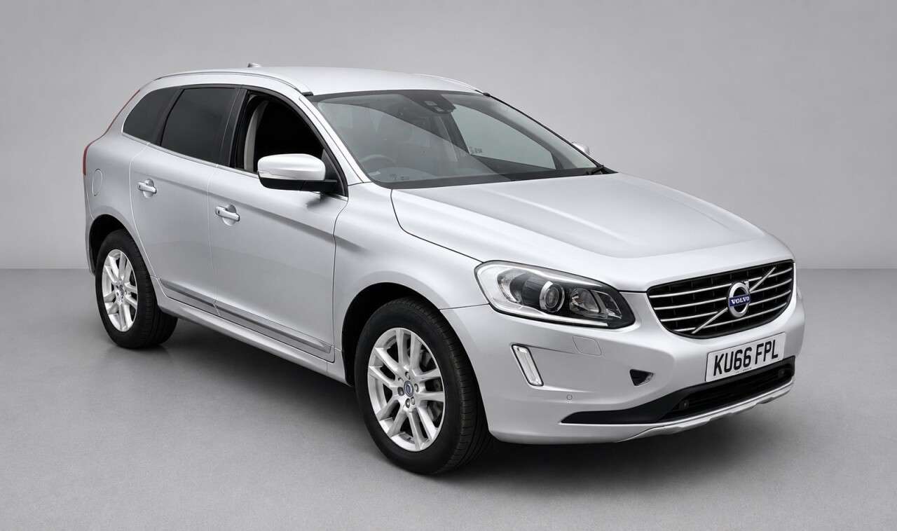 A 2016 VOLVO XC60 2.4 D5 SE Lux Nav SUV 5dr Diesel Auto AWD Euro 6 (s/s) (220 ps) 2 Keys - Bl A 2016 VOLVO XC60 2.4 D5 SE Lux Nav SUV 5dr Diesel Auto AWD Euro 6 (s/s) (220 ps) 2 Keys - Bl