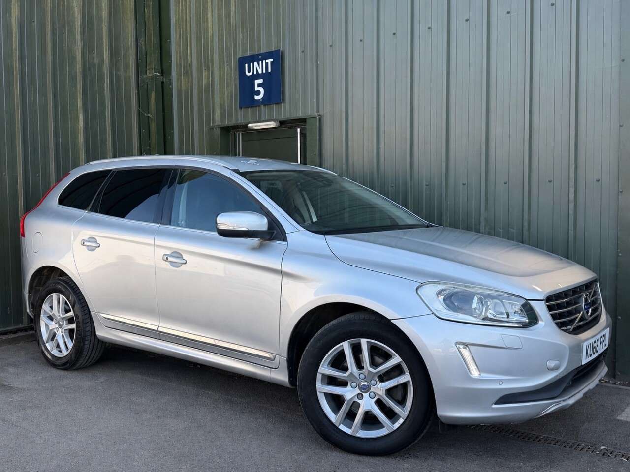 A 2016 VOLVO XC60 2.4 D5 SE Lux Nav SUV 5dr Diesel Auto AWD Euro 6 (s/s) (220 ps) 2 Keys - Bl A 2016 VOLVO XC60 2.4 D5 SE Lux Nav SUV 5dr Diesel Auto AWD Euro 6 (s/s) (220 ps) 2 Keys - Bl