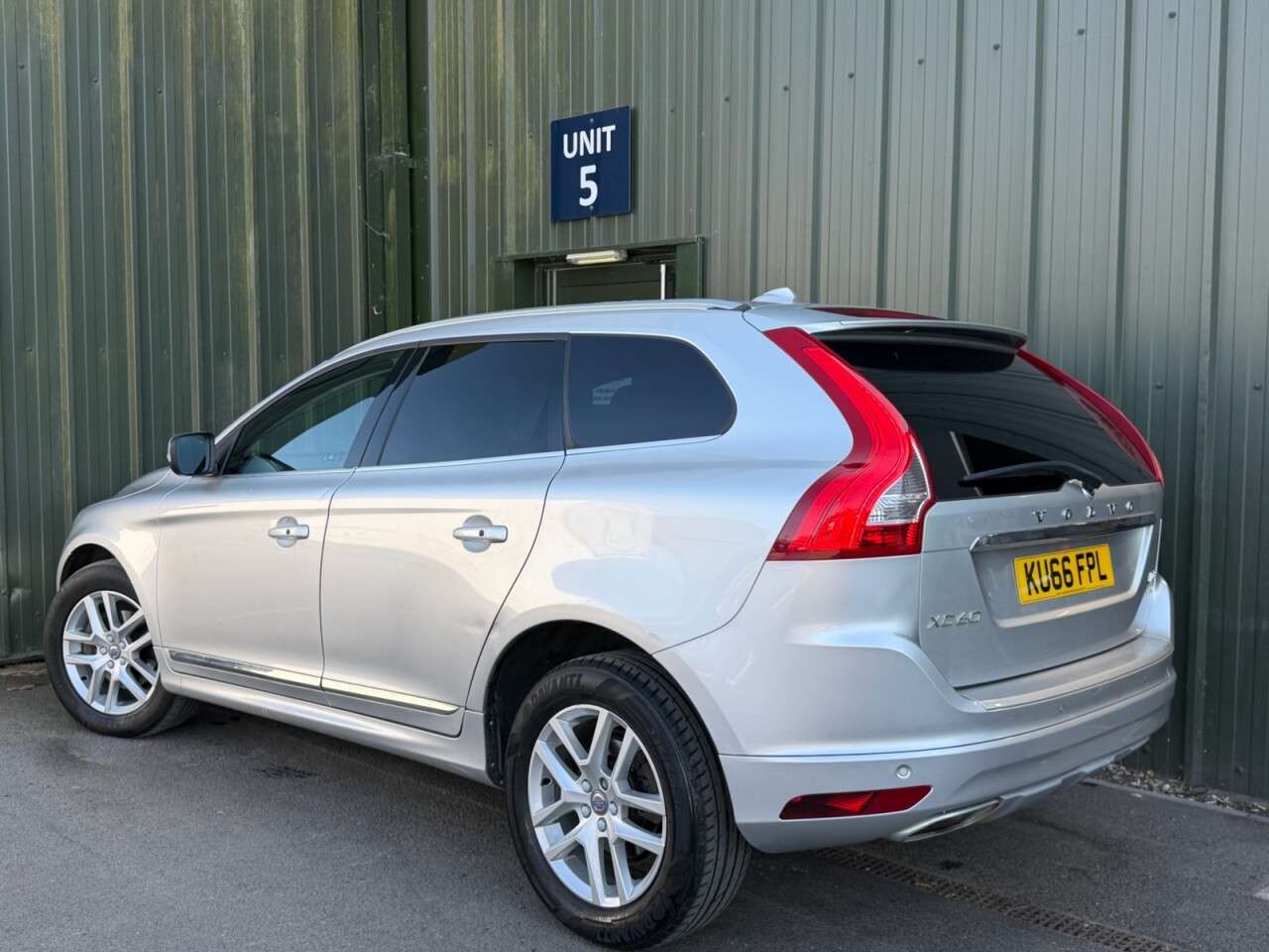 A 2016 VOLVO XC60 2.4 D5 SE Lux Nav SUV 5dr Diesel Auto AWD Euro 6 (s/s) (220 ps) 2 Keys - Bl A 2016 VOLVO XC60 2.4 D5 SE Lux Nav SUV 5dr Diesel Auto AWD Euro 6 (s/s) (220 ps) 2 Keys - Bl