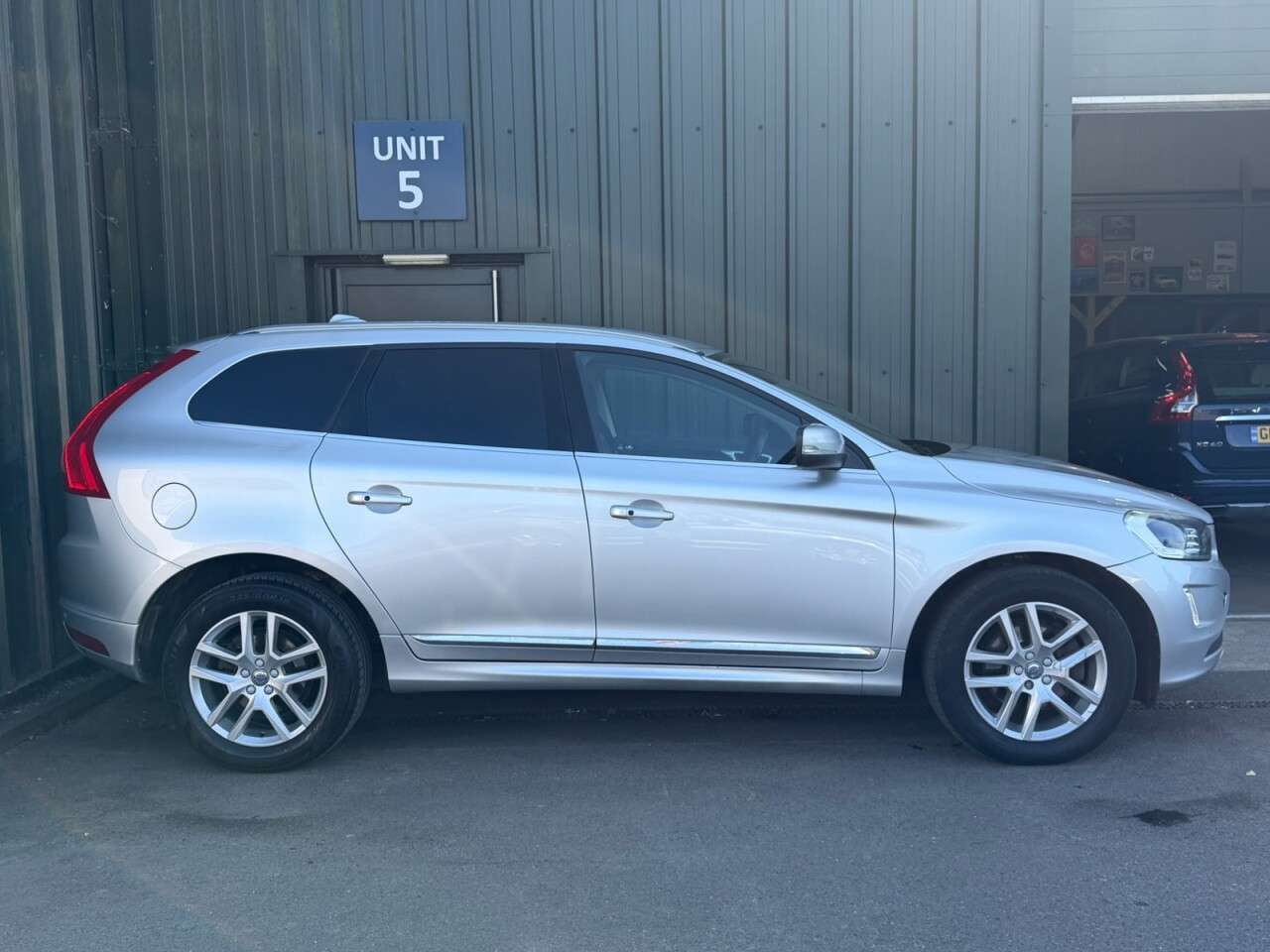 A 2016 VOLVO XC60 2.4 D5 SE Lux Nav SUV 5dr Diesel Auto AWD Euro 6 (s/s) (220 ps) 2 Keys - Bl A 2016 VOLVO XC60 2.4 D5 SE Lux Nav SUV 5dr Diesel Auto AWD Euro 6 (s/s) (220 ps) 2 Keys - Bl