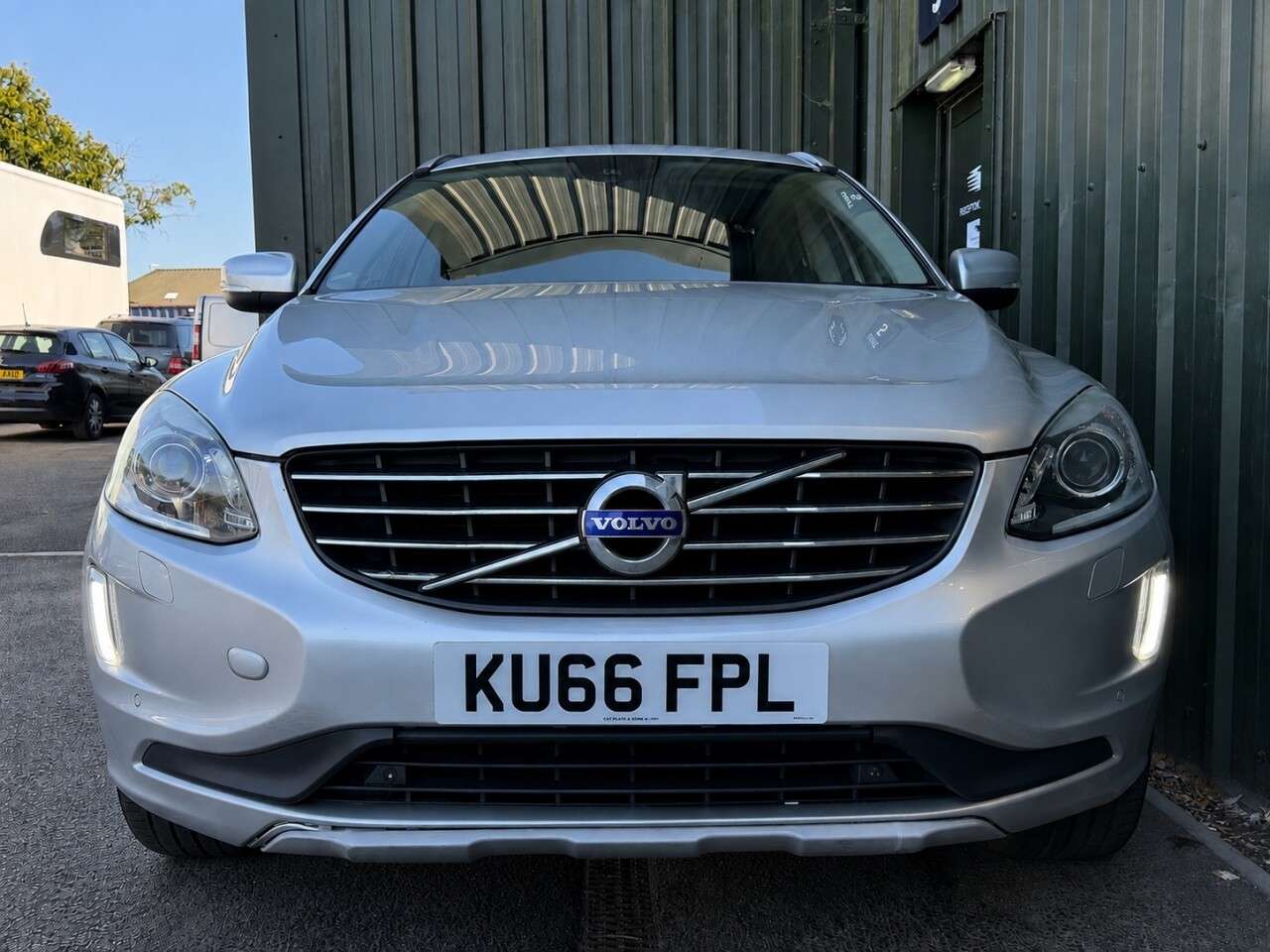 A 2016 VOLVO XC60 2.4 D5 SE Lux Nav SUV 5dr Diesel Auto AWD Euro 6 (s/s) (220 ps) 2 Keys - Bl A 2016 VOLVO XC60 2.4 D5 SE Lux Nav SUV 5dr Diesel Auto AWD Euro 6 (s/s) (220 ps) 2 Keys - Bl
