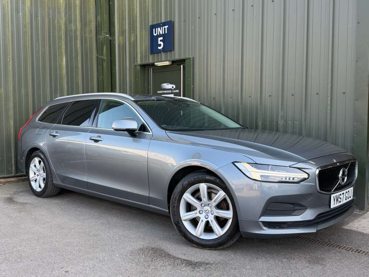 A 2018 VOLVO V90 2.0 D4 Momentum Estate 5dr Diesel Auto Euro 6 (s/s) (190 ps) ULEZ - Cruise A 2018 VOLVO V90 2.0 D4 Momentum Estate 5dr Diesel Auto Euro 6 (s/s) (190 ps) ULEZ - Cruise