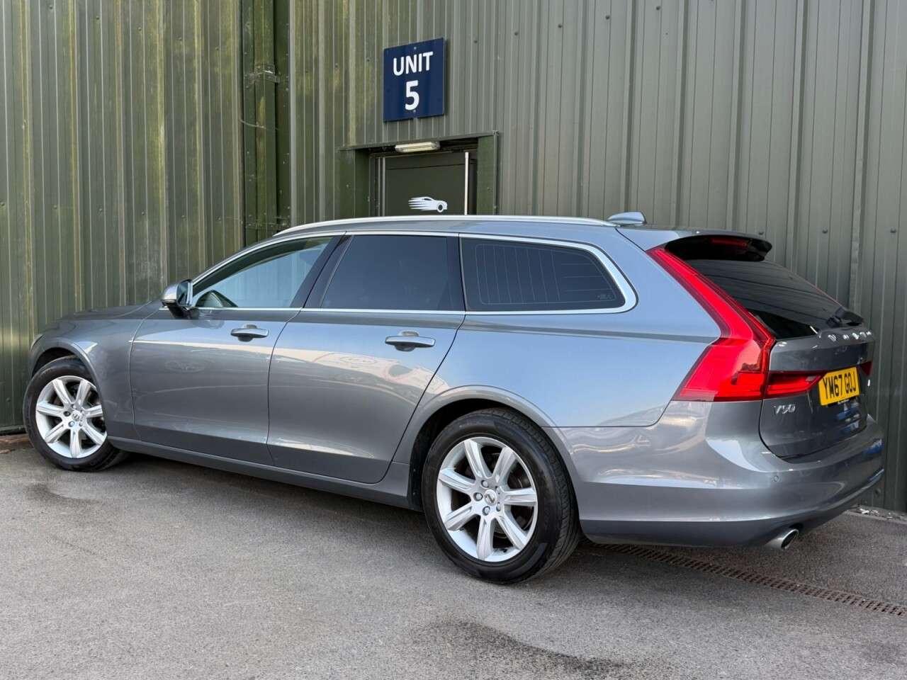 A 2018 VOLVO V90 2.0 D4 Momentum Estate 5dr Diesel Auto Euro 6 (s/s) (190 ps) ULEZ - Cruise A 2018 VOLVO V90 2.0 D4 Momentum Estate 5dr Diesel Auto Euro 6 (s/s) (190 ps) ULEZ - Cruise