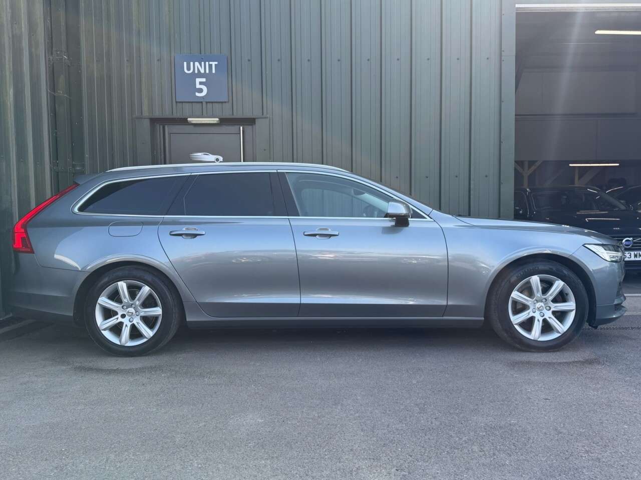 A 2018 VOLVO V90 2.0 D4 Momentum Estate 5dr Diesel Auto Euro 6 (s/s) (190 ps) ULEZ - Cruise A 2018 VOLVO V90 2.0 D4 Momentum Estate 5dr Diesel Auto Euro 6 (s/s) (190 ps) ULEZ - Cruise