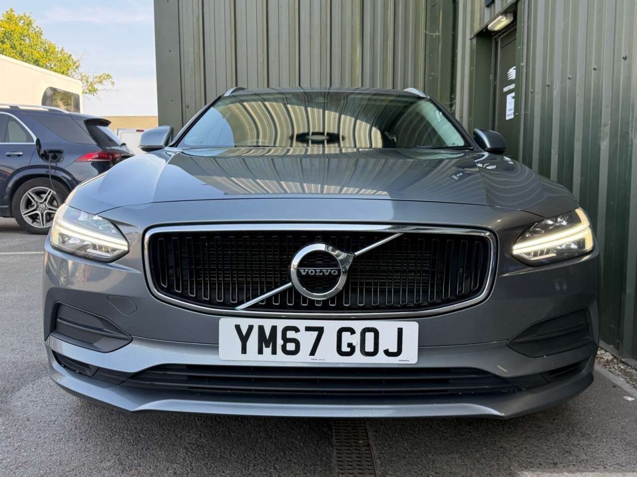 A 2018 VOLVO V90 2.0 D4 Momentum Estate 5dr Diesel Auto Euro 6 (s/s) (190 ps) ULEZ - Cruise A 2018 VOLVO V90 2.0 D4 Momentum Estate 5dr Diesel Auto Euro 6 (s/s) (190 ps) ULEZ - Cruise