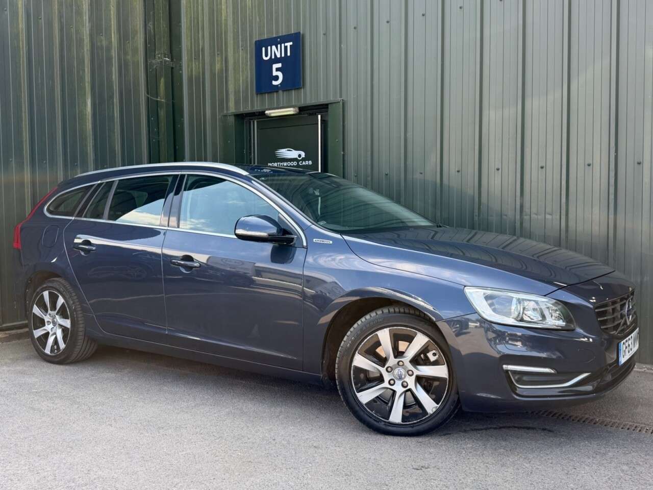 A 2014 VOLVO V60 2.4 D6 Estate 5dr Diesel Plug-in Hybrid Geartronic AWD Euro 5 (s/s) (285 ps A 2014 VOLVO V60 2.4 D6 Estate 5dr Diesel Plug-in Hybrid Geartronic AWD Euro 5 (s/s) (285 ps