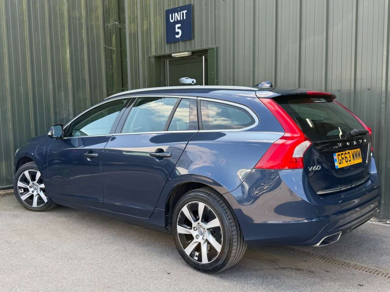 A 2014 VOLVO V60 2.4 D6 Estate 5dr Diesel Plug-in Hybrid Geartronic AWD Euro 5 (s/s) (285 ps A 2014 VOLVO V60 2.4 D6 Estate 5dr Diesel Plug-in Hybrid Geartronic AWD Euro 5 (s/s) (285 ps