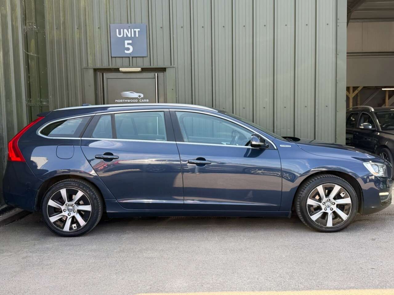 A 2014 VOLVO V60 2.4 D6 Estate 5dr Diesel Plug-in Hybrid Geartronic AWD Euro 5 (s/s) (285 ps A 2014 VOLVO V60 2.4 D6 Estate 5dr Diesel Plug-in Hybrid Geartronic AWD Euro 5 (s/s) (285 ps