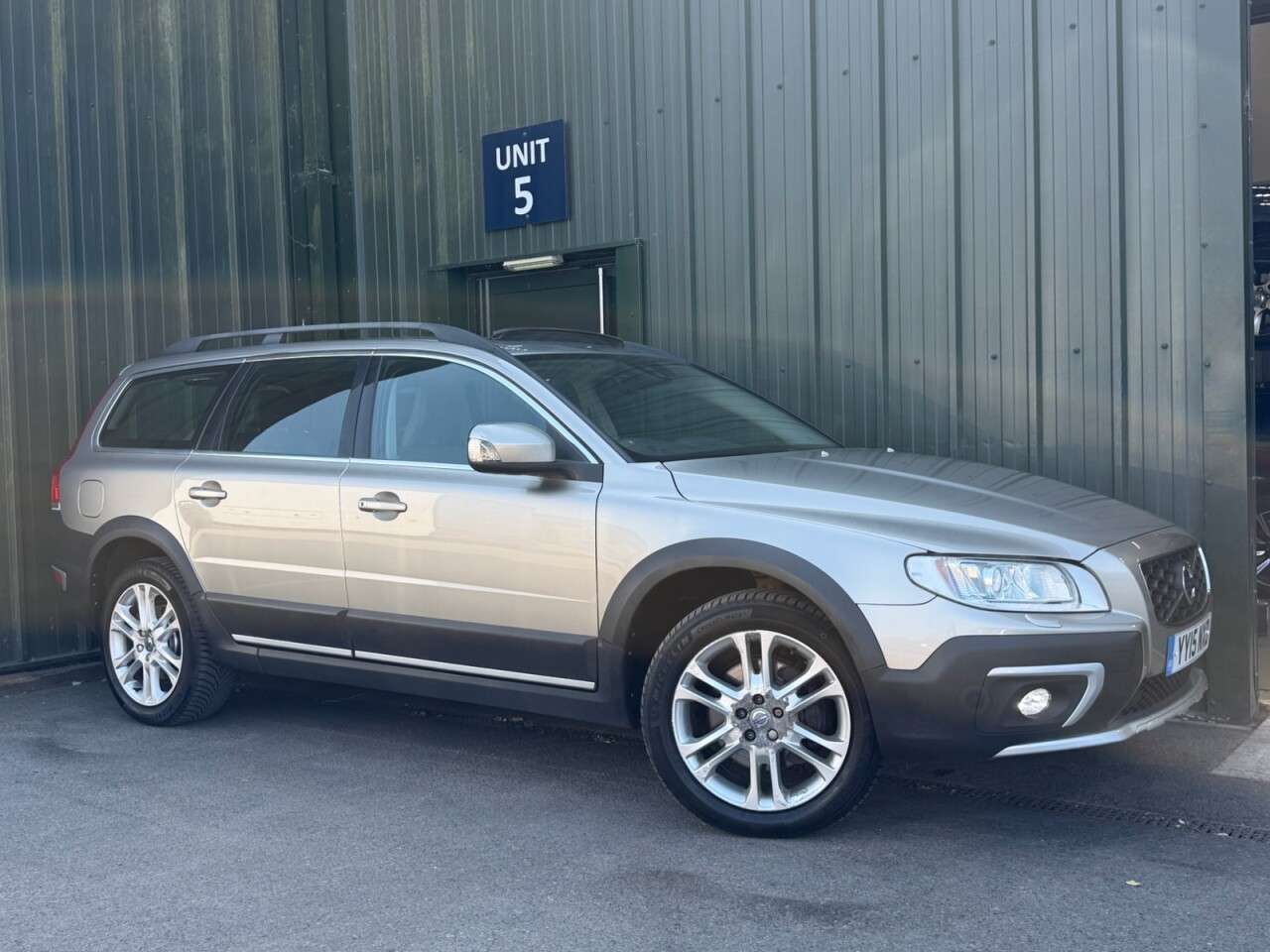 A 2015 VOLVO XC70 2.4 D4 SE Lux Estate 5dr Diesel Manual AWD Euro 6 (s/s) (181 ps) Front Heat A 2015 VOLVO XC70 2.4 D4 SE Lux Estate 5dr Diesel Manual AWD Euro 6 (s/s) (181 ps) Front Heat