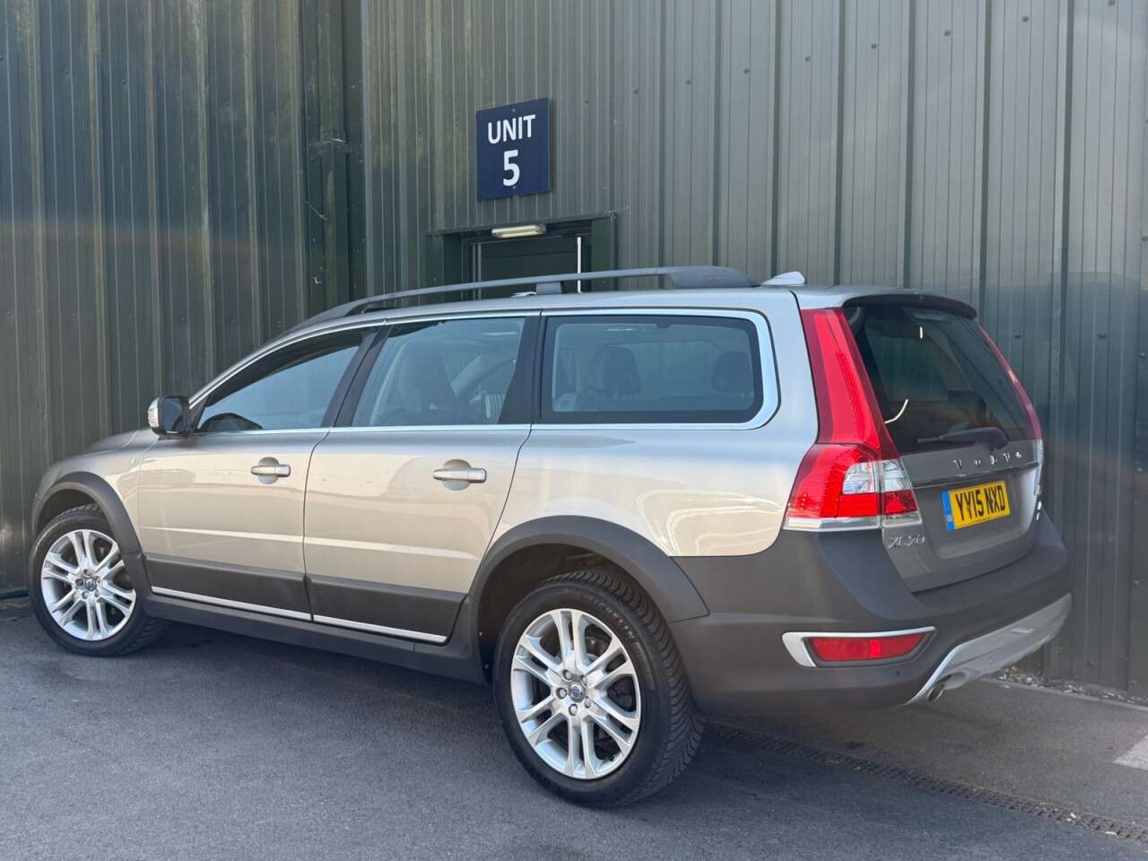 A 2015 VOLVO XC70 2.4 D4 SE Lux Estate 5dr Diesel Manual AWD Euro 6 (s/s) (181 ps) Front Heat A 2015 VOLVO XC70 2.4 D4 SE Lux Estate 5dr Diesel Manual AWD Euro 6 (s/s) (181 ps) Front Heat
