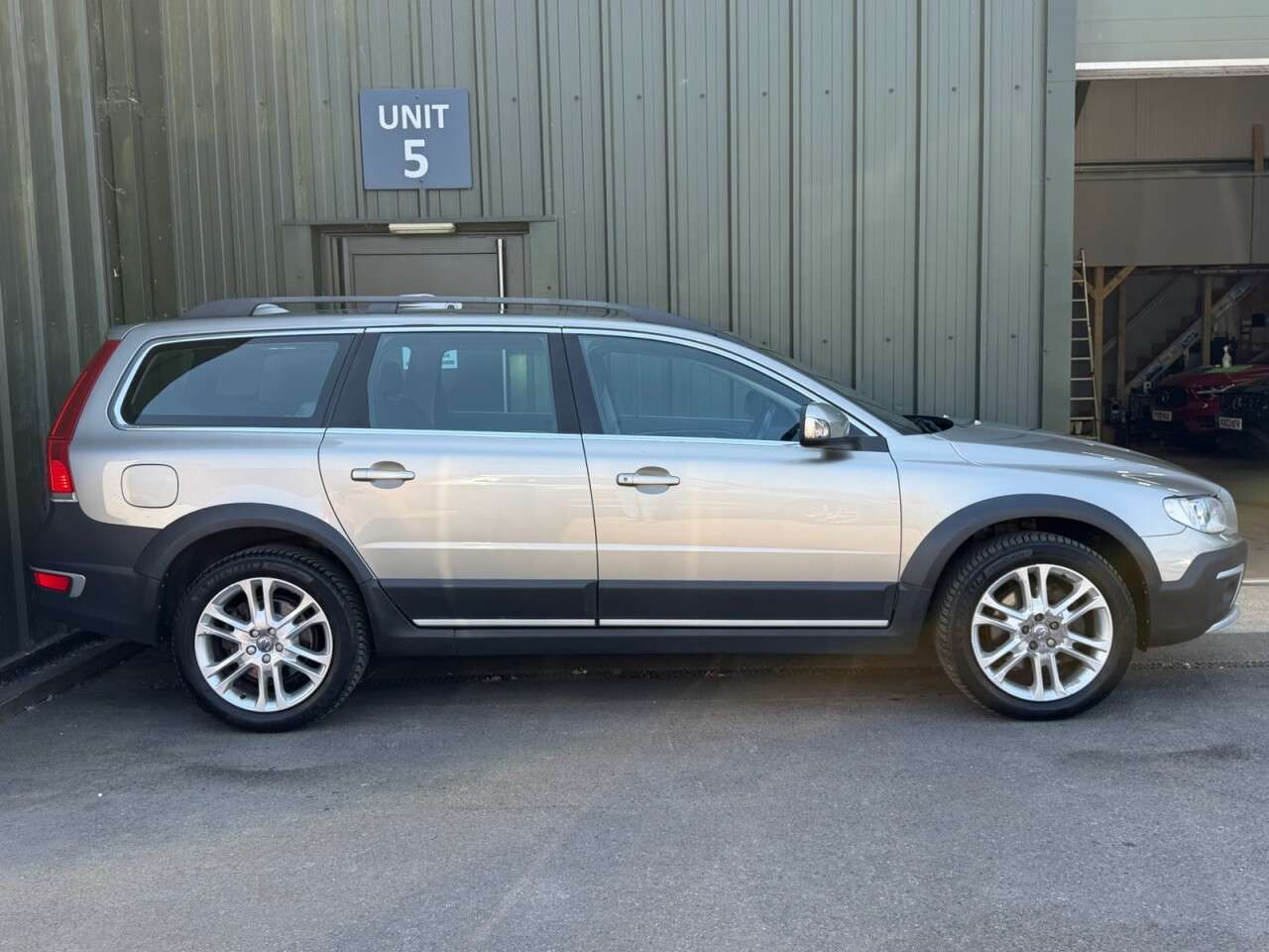 A 2015 VOLVO XC70 2.4 D4 SE Lux Estate 5dr Diesel Manual AWD Euro 6 (s/s) (181 ps) Front Heat A 2015 VOLVO XC70 2.4 D4 SE Lux Estate 5dr Diesel Manual AWD Euro 6 (s/s) (181 ps) Front Heat