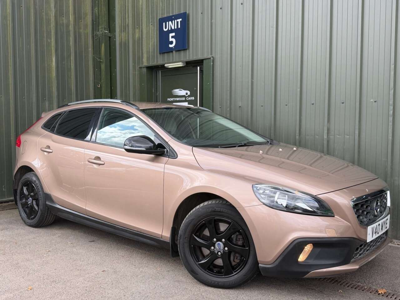 A 2013 VOLVO V40 CROSS COUNTRY 2.0 D3 SE Hatchback 5dr Diesel Manual Euro 5 (s/s) (150 ps) FSH - Cruise co A 2013 VOLVO V40 CROSS COUNTRY 2.0 D3 SE Hatchback 5dr Diesel Manual Euro 5 (s/s) (150 ps) FSH - Cruise co