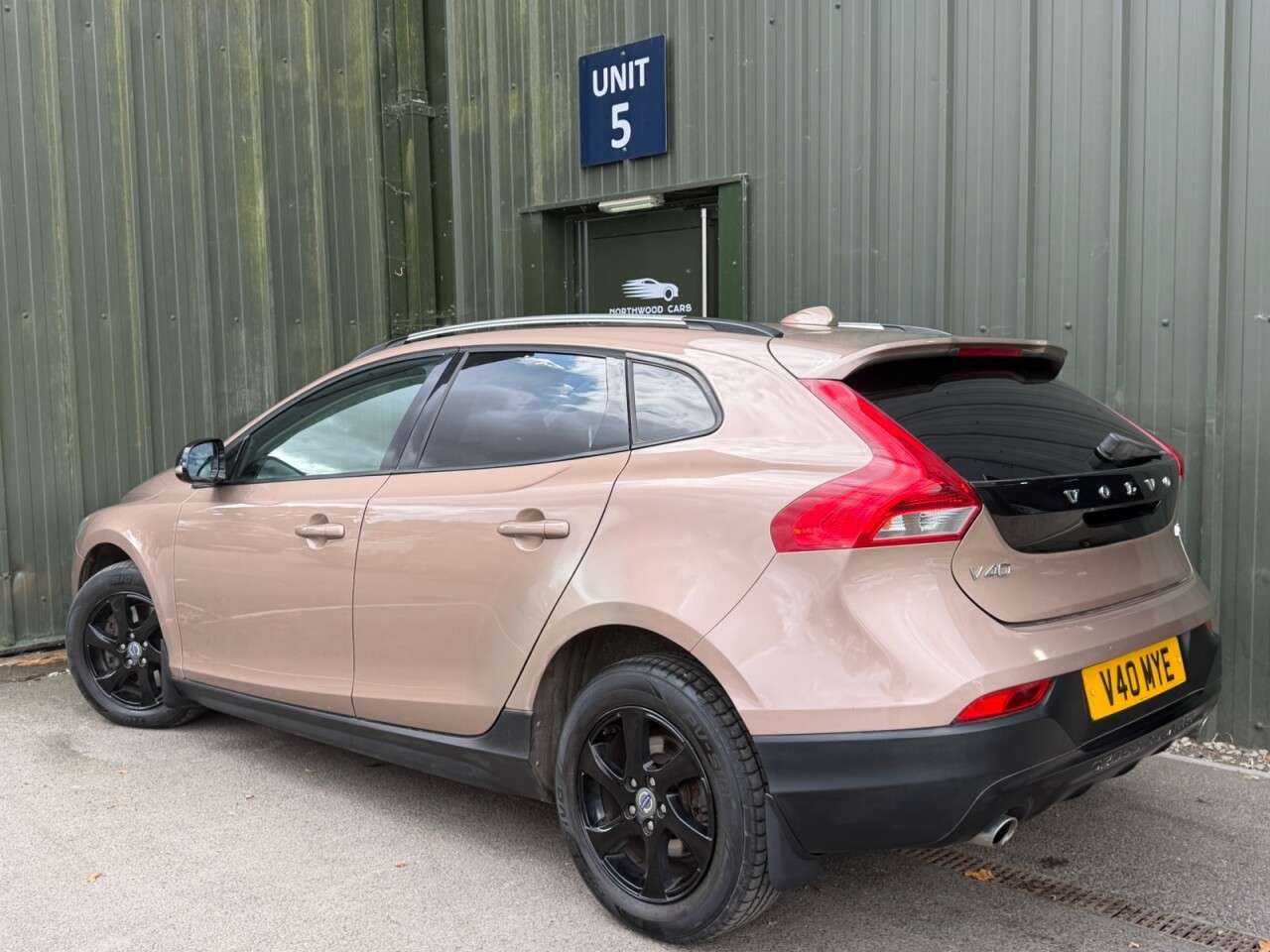 A 2013 VOLVO V40 CROSS COUNTRY 2.0 D3 SE Hatchback 5dr Diesel Manual Euro 5 (s/s) (150 ps) FSH - Cruise co A 2013 VOLVO V40 CROSS COUNTRY 2.0 D3 SE Hatchback 5dr Diesel Manual Euro 5 (s/s) (150 ps) FSH - Cruise co