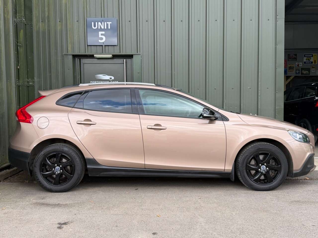 A 2013 VOLVO V40 CROSS COUNTRY 2.0 D3 SE Hatchback 5dr Diesel Manual Euro 5 (s/s) (150 ps) FSH - Cruise co A 2013 VOLVO V40 CROSS COUNTRY 2.0 D3 SE Hatchback 5dr Diesel Manual Euro 5 (s/s) (150 ps) FSH - Cruise co