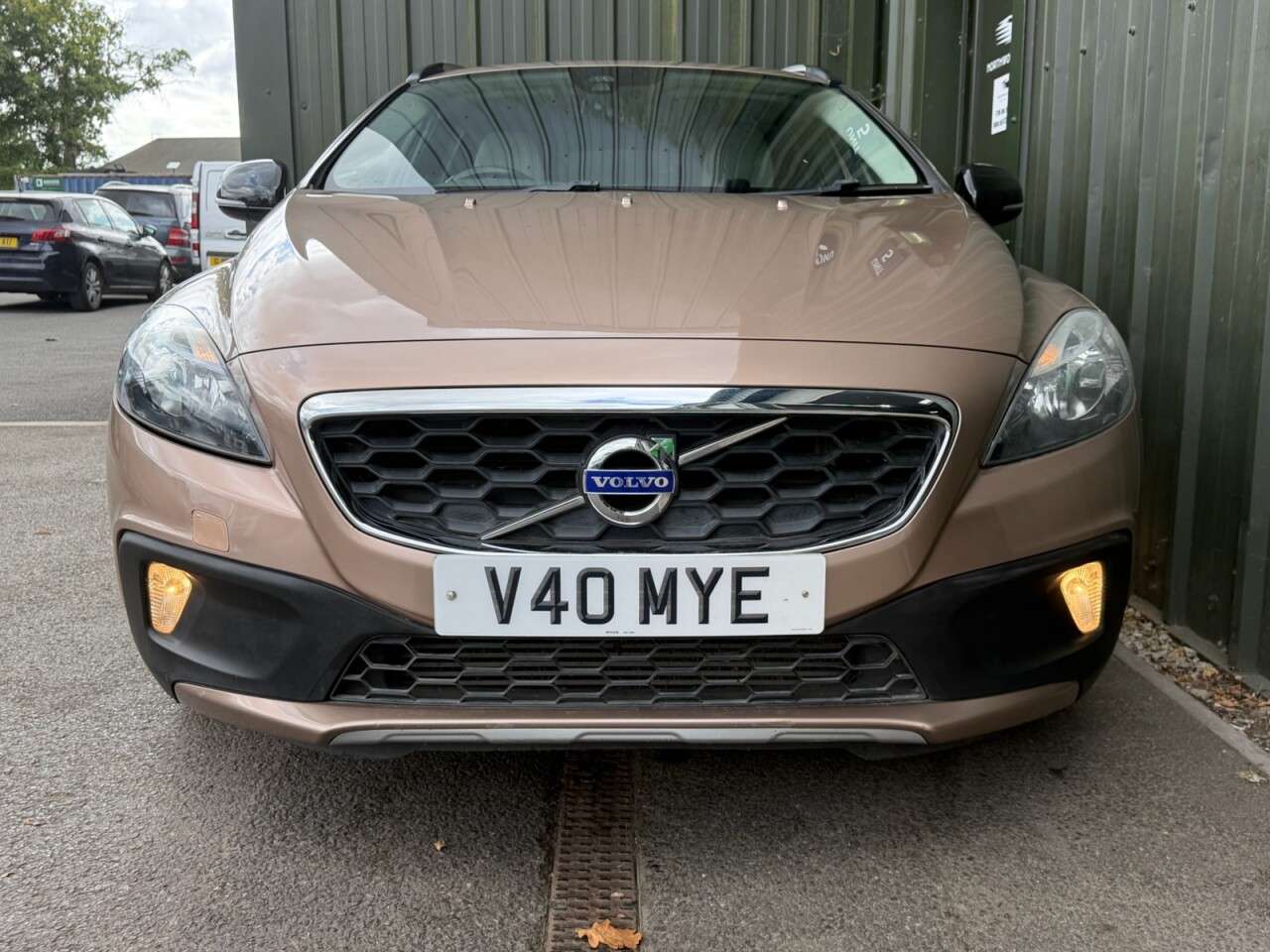 A 2013 VOLVO V40 CROSS COUNTRY 2.0 D3 SE Hatchback 5dr Diesel Manual Euro 5 (s/s) (150 ps) FSH - Cruise co A 2013 VOLVO V40 CROSS COUNTRY 2.0 D3 SE Hatchback 5dr Diesel Manual Euro 5 (s/s) (150 ps) FSH - Cruise co