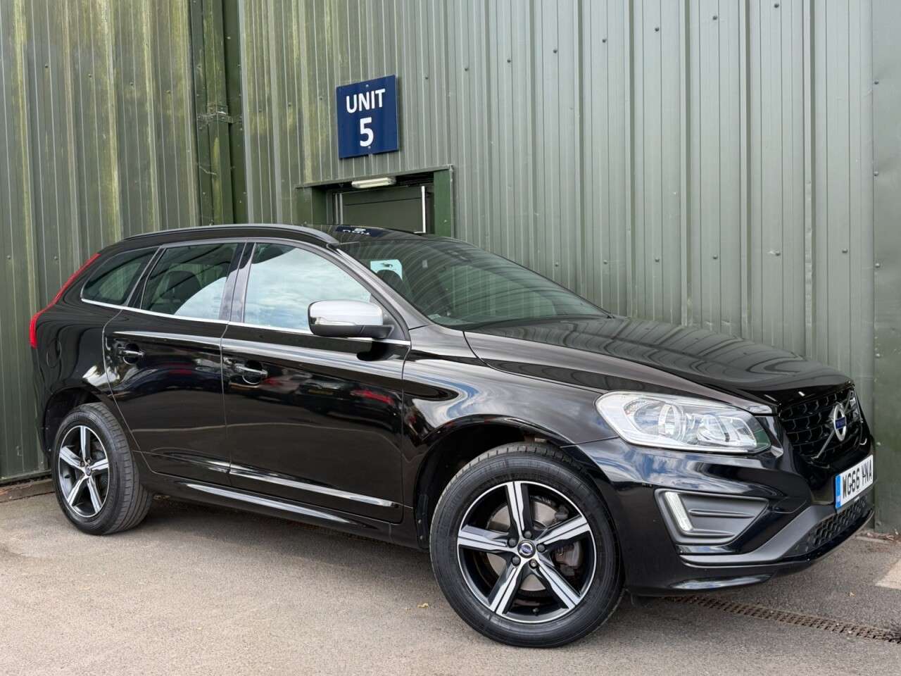 A 2017 VOLVO XC60 2.0 D4 R-Design Nav SUV 5dr Diesel Auto Euro 6 (s/s) (190 ps) Nav - Cruise A 2017 VOLVO XC60 2.0 D4 R-Design Nav SUV 5dr Diesel Auto Euro 6 (s/s) (190 ps) Nav - Cruise