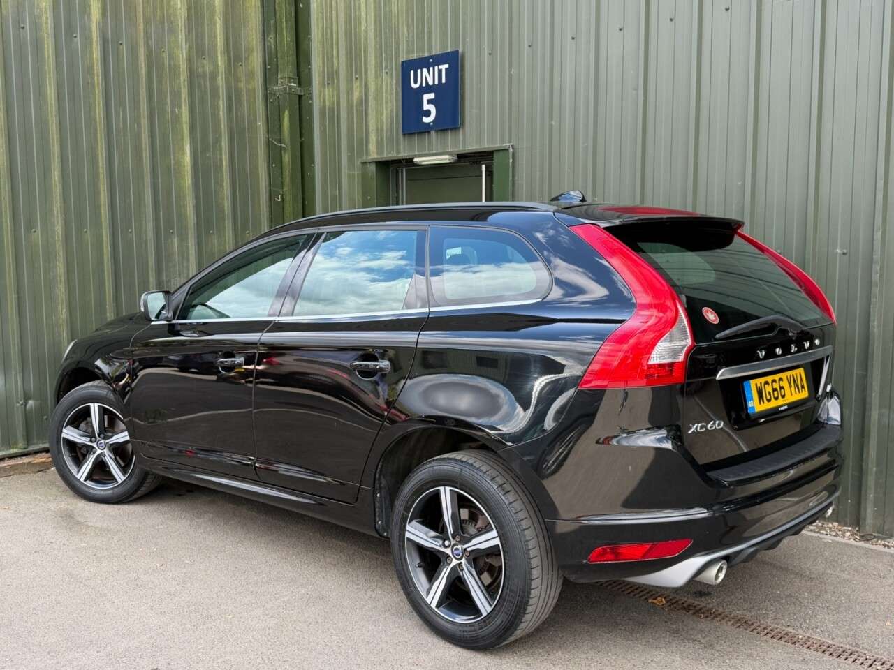 A 2017 VOLVO XC60 2.0 D4 R-Design Nav SUV 5dr Diesel Auto Euro 6 (s/s) (190 ps) Nav - Cruise A 2017 VOLVO XC60 2.0 D4 R-Design Nav SUV 5dr Diesel Auto Euro 6 (s/s) (190 ps) Nav - Cruise