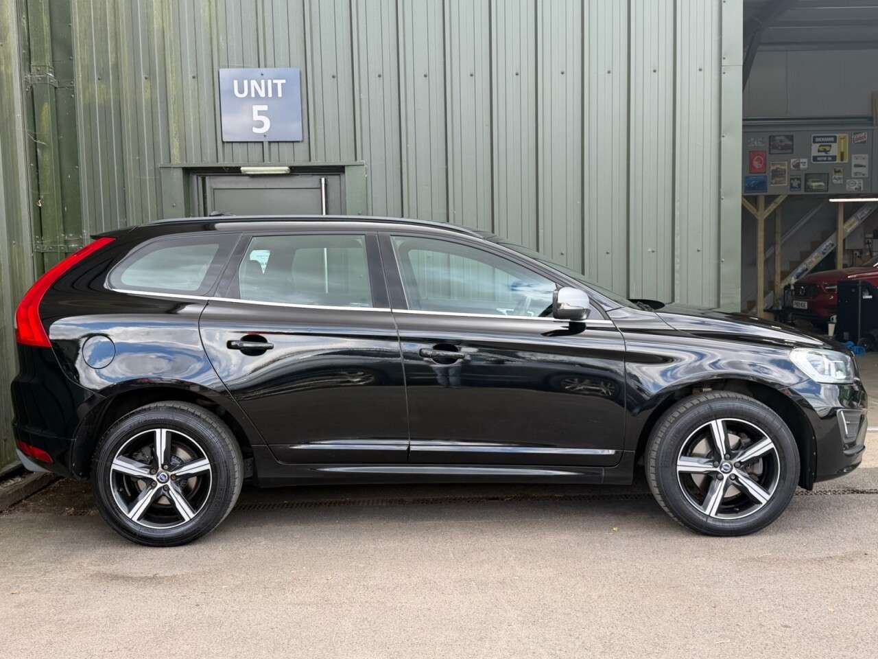 A 2017 VOLVO XC60 2.0 D4 R-Design Nav SUV 5dr Diesel Auto Euro 6 (s/s) (190 ps) Nav - Cruise A 2017 VOLVO XC60 2.0 D4 R-Design Nav SUV 5dr Diesel Auto Euro 6 (s/s) (190 ps) Nav - Cruise