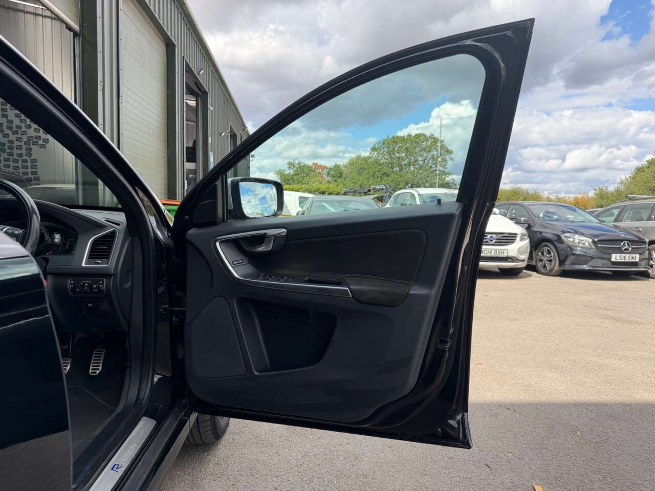2017 VOLVO XC60 2017 VOLVO XC60