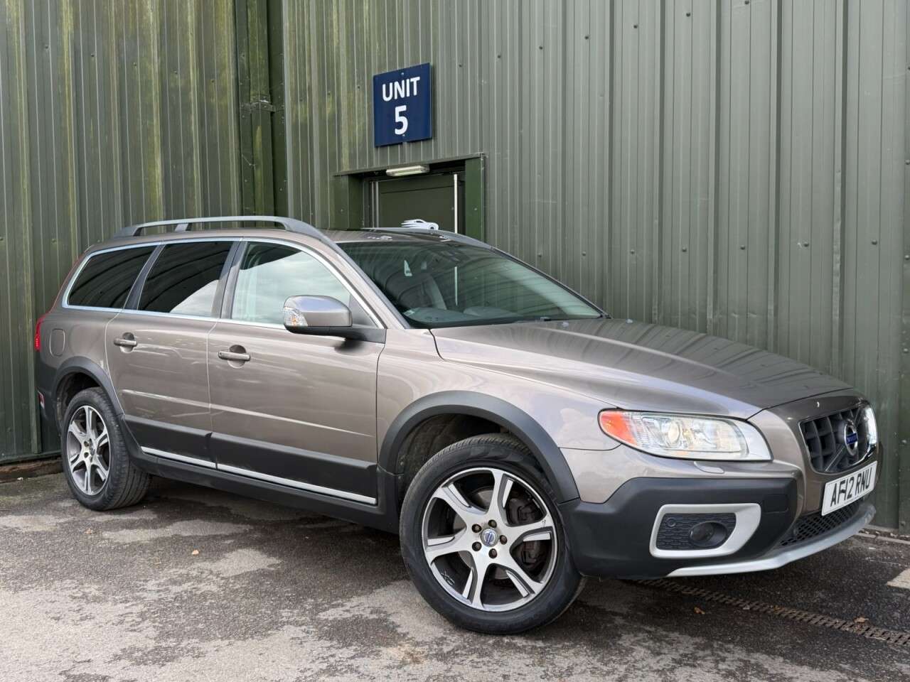 A 2012 VOLVO XC70 2.4 D5 SE Lux Estate 5dr Diesel Geartronic AWD Euro 5 (215 ps) Bluetooth - A 2012 VOLVO XC70 2.4 D5 SE Lux Estate 5dr Diesel Geartronic AWD Euro 5 (215 ps) Bluetooth -