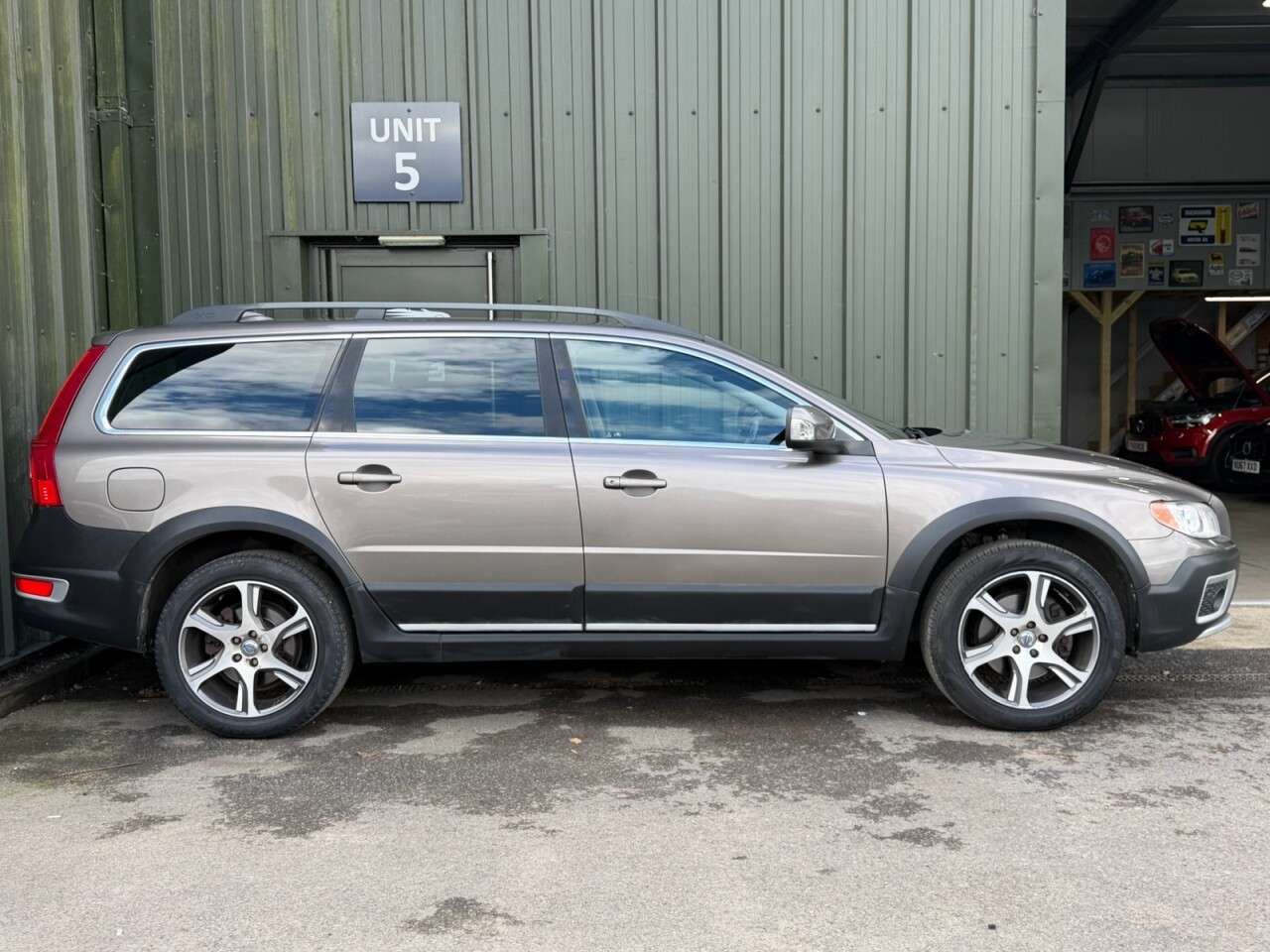 A 2012 VOLVO XC70 2.4 D5 SE Lux Estate 5dr Diesel Geartronic AWD Euro 5 (215 ps) Bluetooth - A 2012 VOLVO XC70 2.4 D5 SE Lux Estate 5dr Diesel Geartronic AWD Euro 5 (215 ps) Bluetooth -