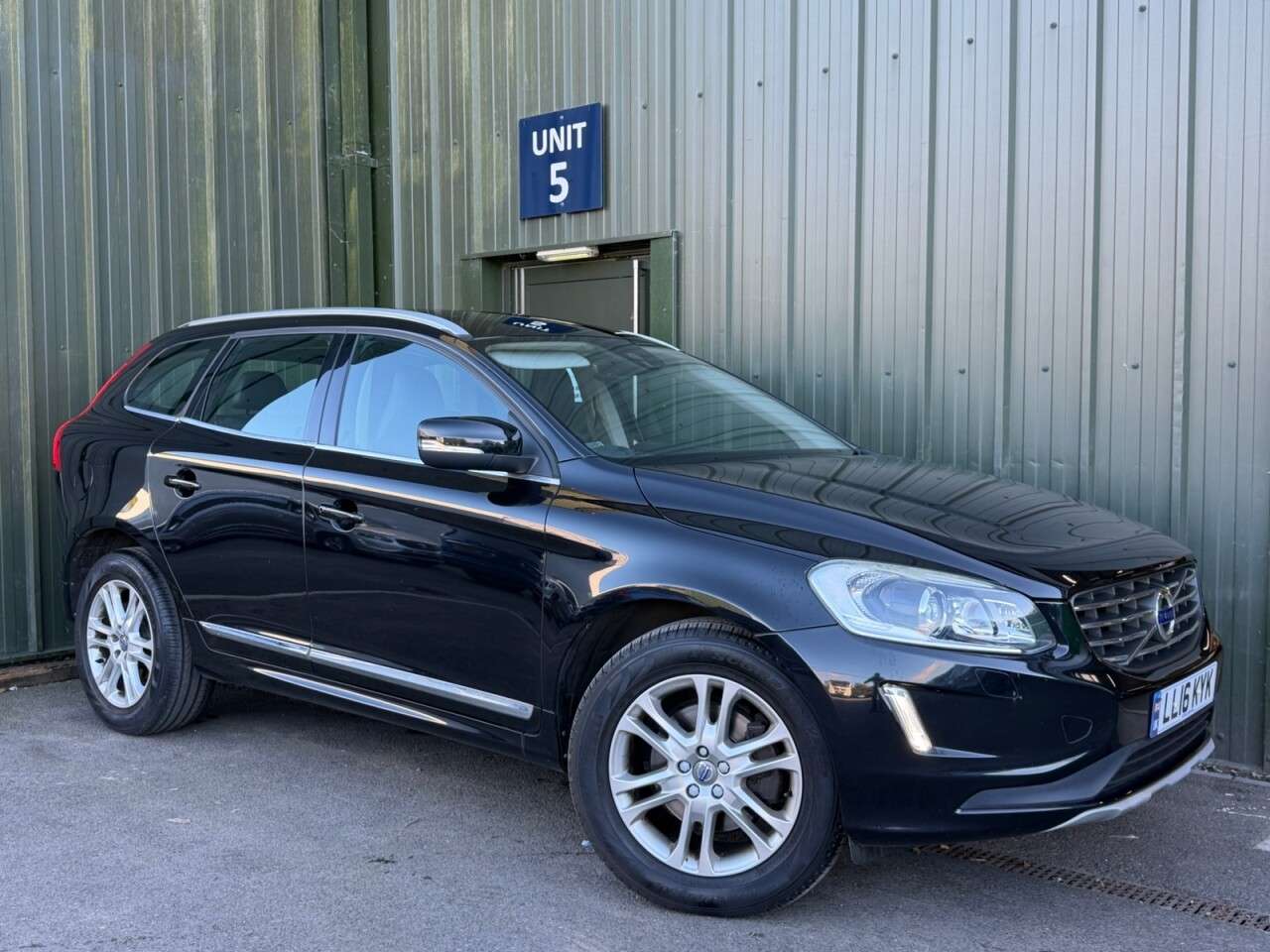 A 2016 VOLVO XC60 2.4 D5 SE Lux Nav SUV 5dr Diesel Auto AWD Euro 6 (s/s) (220 ps) Heated Seat A 2016 VOLVO XC60 2.4 D5 SE Lux Nav SUV 5dr Diesel Auto AWD Euro 6 (s/s) (220 ps) Heated Seat