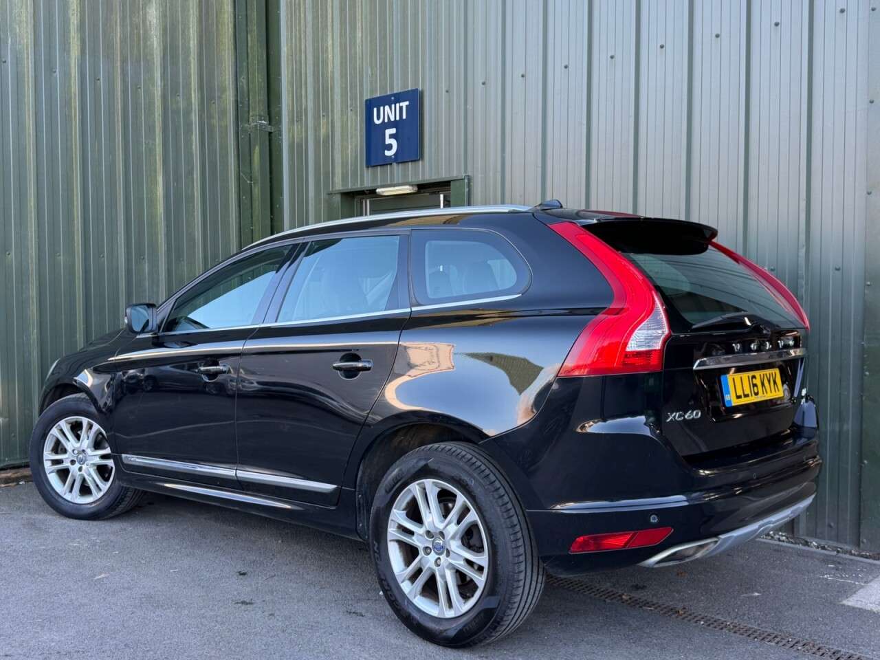 A 2016 VOLVO XC60 2.4 D5 SE Lux Nav SUV 5dr Diesel Auto AWD Euro 6 (s/s) (220 ps) Heated Seat A 2016 VOLVO XC60 2.4 D5 SE Lux Nav SUV 5dr Diesel Auto AWD Euro 6 (s/s) (220 ps) Heated Seat