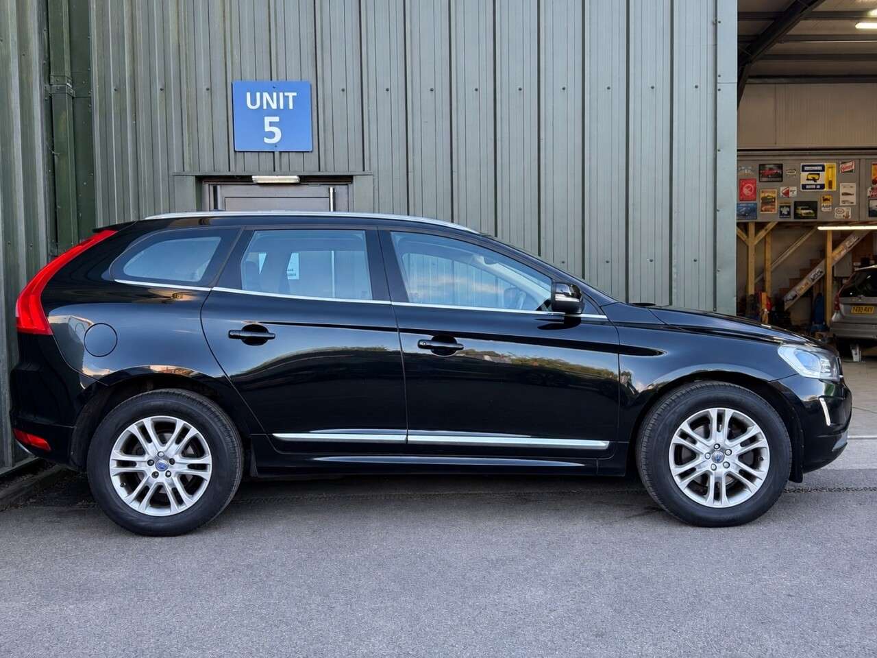 A 2016 VOLVO XC60 2.4 D5 SE Lux Nav SUV 5dr Diesel Auto AWD Euro 6 (s/s) (220 ps) Heated Seat A 2016 VOLVO XC60 2.4 D5 SE Lux Nav SUV 5dr Diesel Auto AWD Euro 6 (s/s) (220 ps) Heated Seat