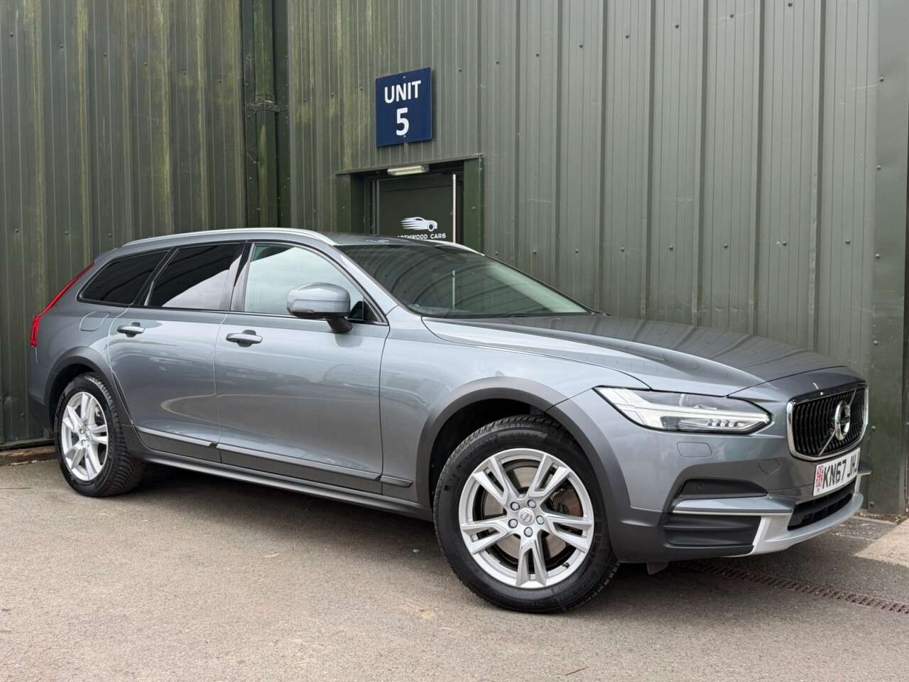 A 2017 VOLVO V90 CROSS COUNTRY 2.0 D5 PowerPulse Pro Estate 5dr Diesel Auto AWD Euro 6 (s/s) (235 ps) Crui A 2017 VOLVO V90 CROSS COUNTRY 2.0 D5 PowerPulse Pro Estate 5dr Diesel Auto AWD Euro 6 (s/s) (235 ps) Crui