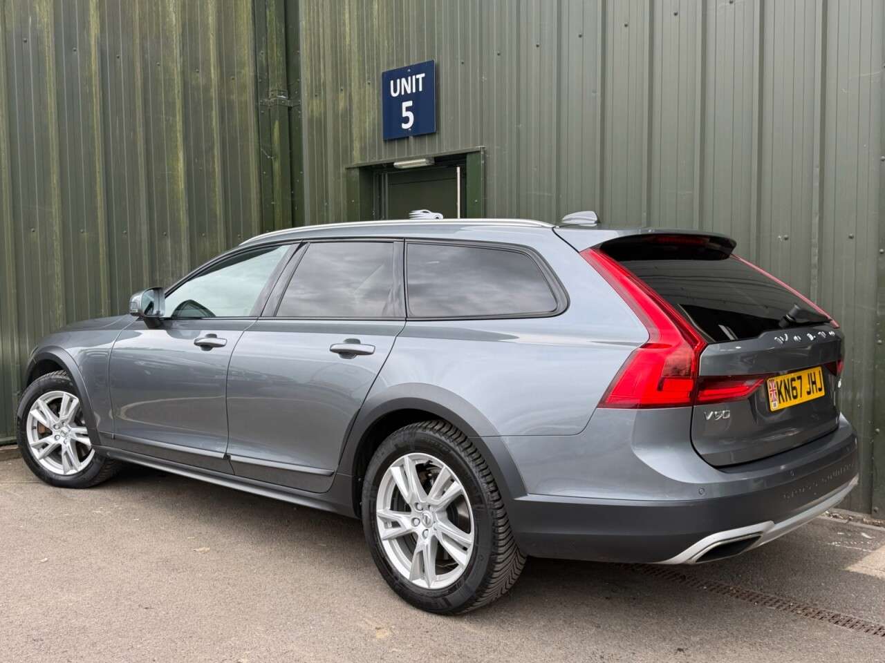 A 2017 VOLVO V90 CROSS COUNTRY 2.0 D5 PowerPulse Pro Estate 5dr Diesel Auto AWD Euro 6 (s/s) (235 ps) Crui A 2017 VOLVO V90 CROSS COUNTRY 2.0 D5 PowerPulse Pro Estate 5dr Diesel Auto AWD Euro 6 (s/s) (235 ps) Crui