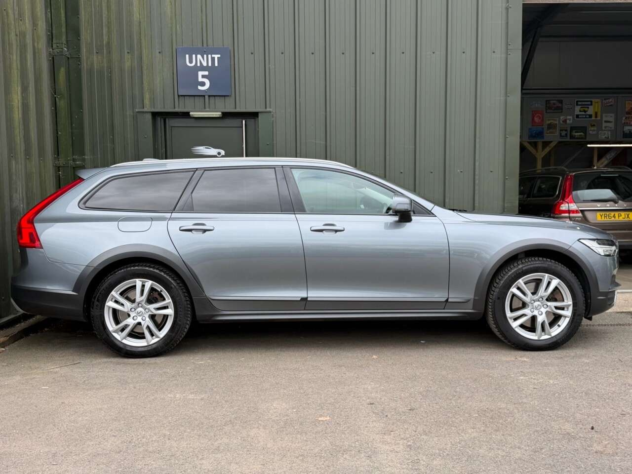 A 2017 VOLVO V90 CROSS COUNTRY 2.0 D5 PowerPulse Pro Estate 5dr Diesel Auto AWD Euro 6 (s/s) (235 ps) Crui A 2017 VOLVO V90 CROSS COUNTRY 2.0 D5 PowerPulse Pro Estate 5dr Diesel Auto AWD Euro 6 (s/s) (235 ps) Crui