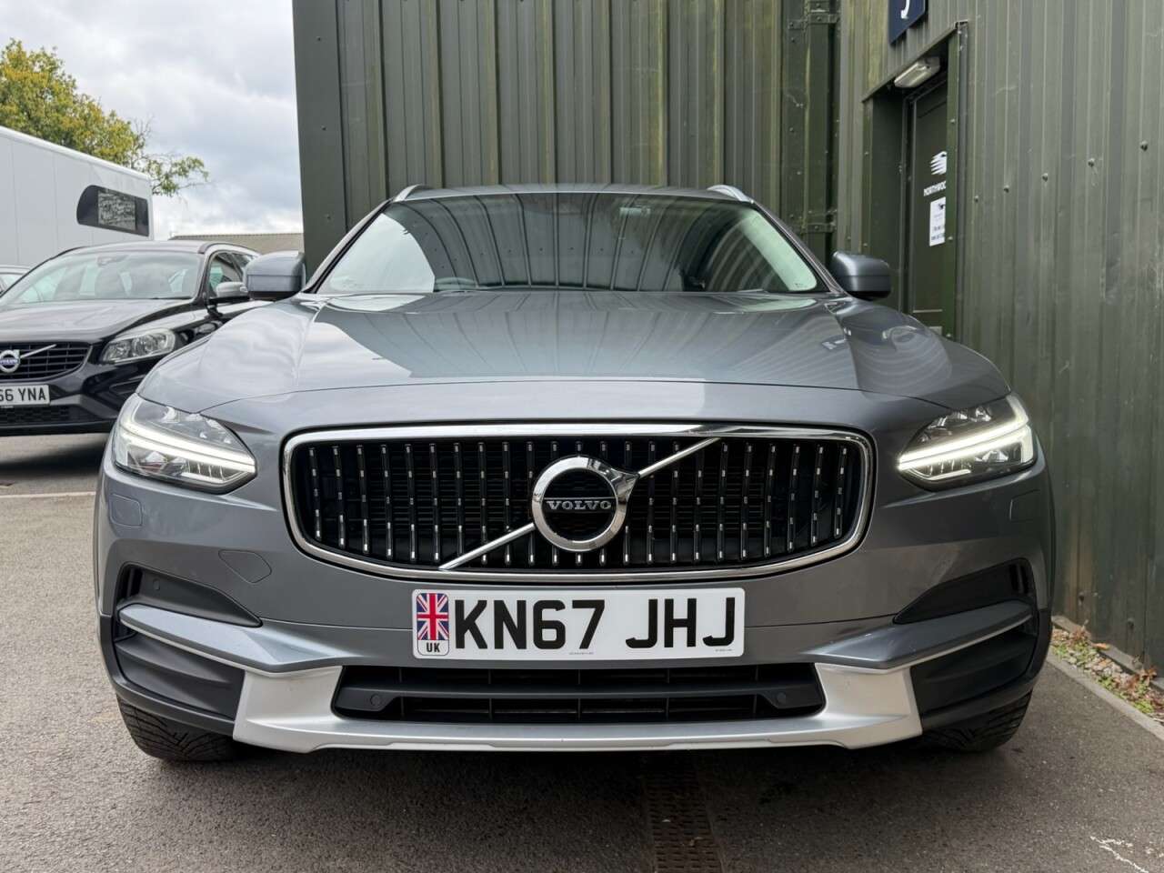 A 2017 VOLVO V90 CROSS COUNTRY 2.0 D5 PowerPulse Pro Estate 5dr Diesel Auto AWD Euro 6 (s/s) (235 ps) Crui A 2017 VOLVO V90 CROSS COUNTRY 2.0 D5 PowerPulse Pro Estate 5dr Diesel Auto AWD Euro 6 (s/s) (235 ps) Crui