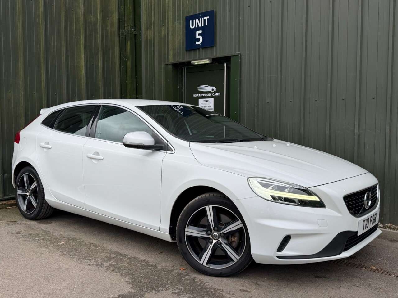 A 2016 VOLVO V40 1.5 T3 R-Design Nav Plus Hatchback 5dr Petrol Auto Euro 6 (s/s) (152 ps) Re A 2016 VOLVO V40 1.5 T3 R-Design Nav Plus Hatchback 5dr Petrol Auto Euro 6 (s/s) (152 ps) Re