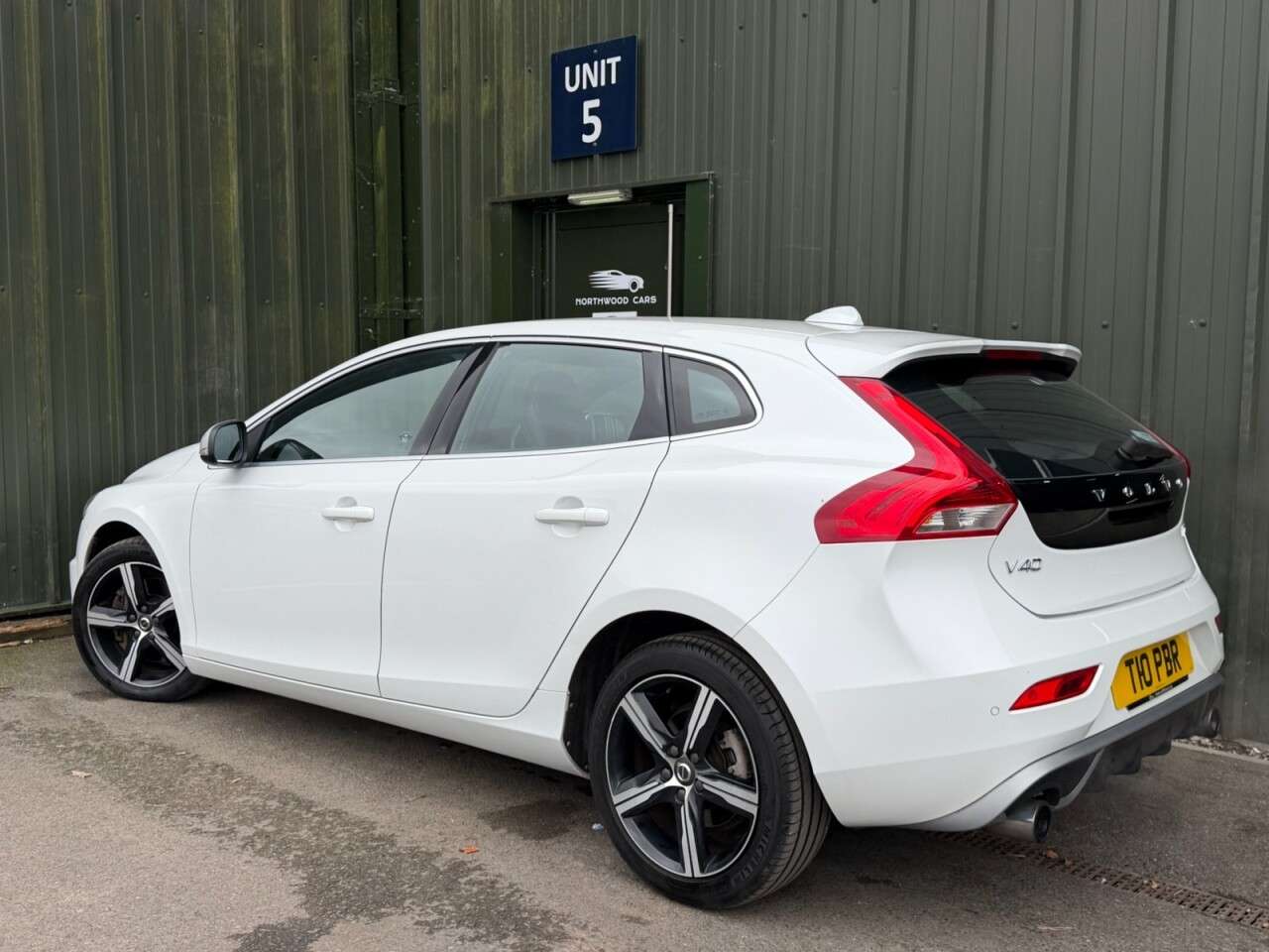 A 2016 VOLVO V40 1.5 T3 R-Design Nav Plus Hatchback 5dr Petrol Auto Euro 6 (s/s) (152 ps) Re A 2016 VOLVO V40 1.5 T3 R-Design Nav Plus Hatchback 5dr Petrol Auto Euro 6 (s/s) (152 ps) Re