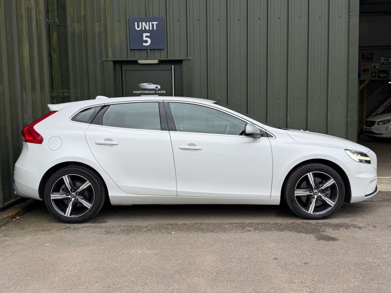 A 2016 VOLVO V40 1.5 T3 R-Design Nav Plus Hatchback 5dr Petrol Auto Euro 6 (s/s) (152 ps) Re A 2016 VOLVO V40 1.5 T3 R-Design Nav Plus Hatchback 5dr Petrol Auto Euro 6 (s/s) (152 ps) Re