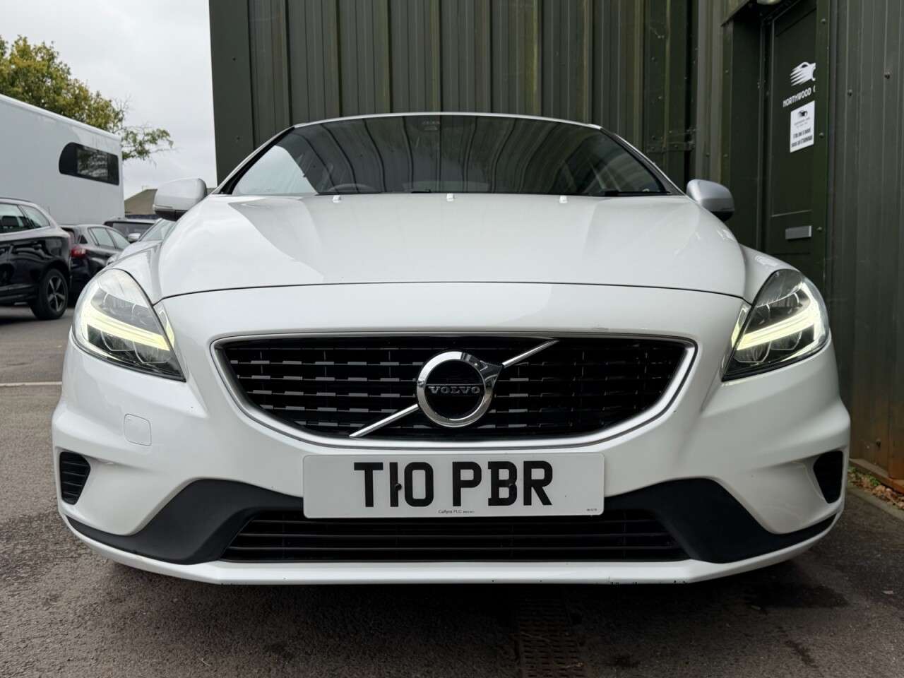 A 2016 VOLVO V40 1.5 T3 R-Design Nav Plus Hatchback 5dr Petrol Auto Euro 6 (s/s) (152 ps) Re A 2016 VOLVO V40 1.5 T3 R-Design Nav Plus Hatchback 5dr Petrol Auto Euro 6 (s/s) (152 ps) Re