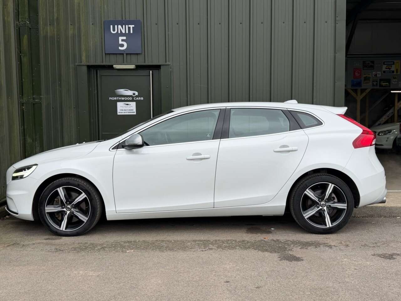 2016 VOLVO V40 2016 VOLVO V40
