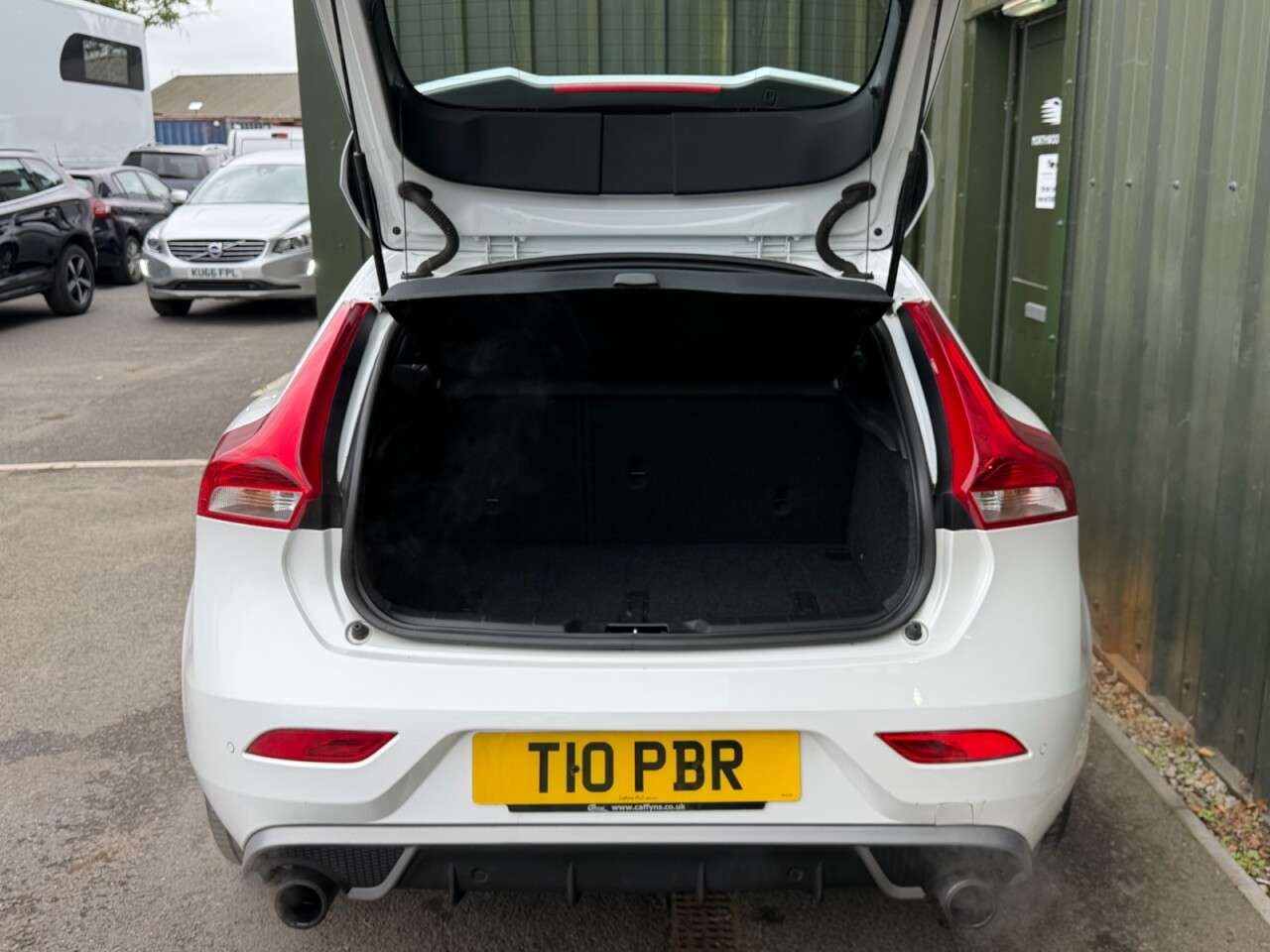 2016 VOLVO V40 2016 VOLVO V40