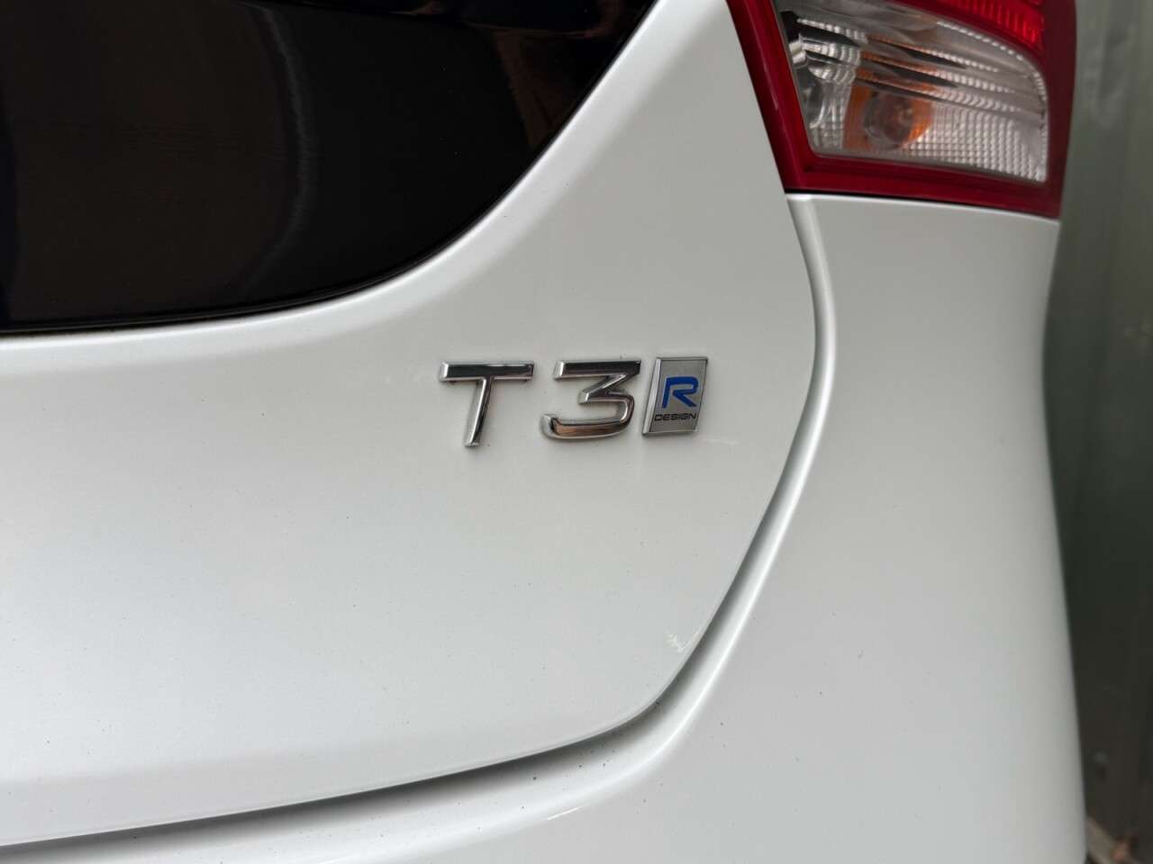 2016 VOLVO V40 2016 VOLVO V40