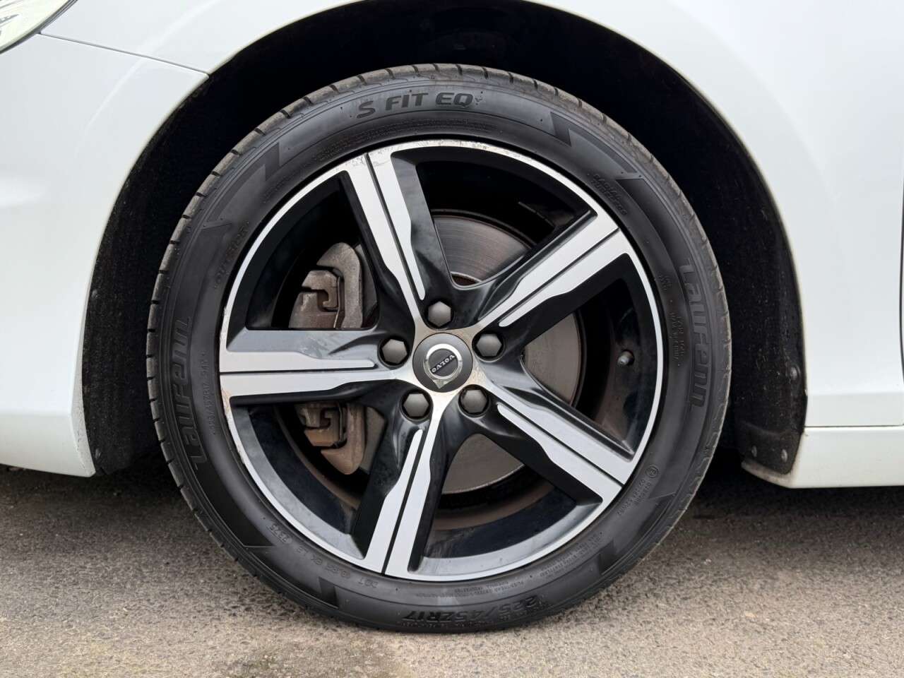 2016 VOLVO V40 2016 VOLVO V40