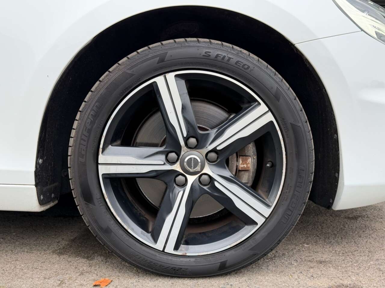 2016 VOLVO V40 2016 VOLVO V40