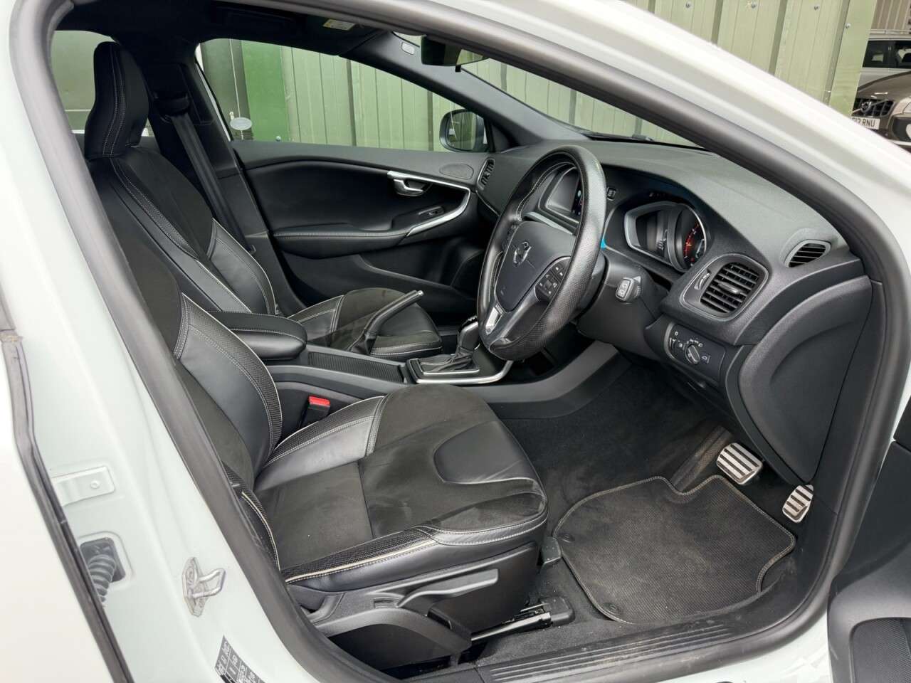 2016 VOLVO V40 2016 VOLVO V40