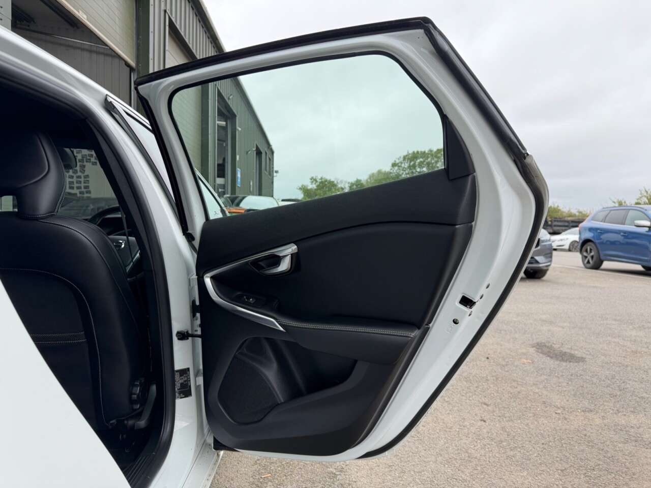 2016 VOLVO V40 2016 VOLVO V40