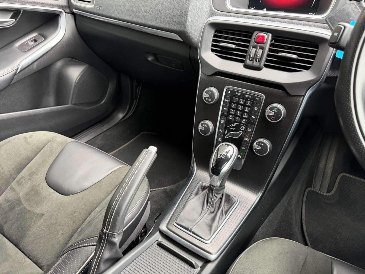 2016 VOLVO V40 2016 VOLVO V40