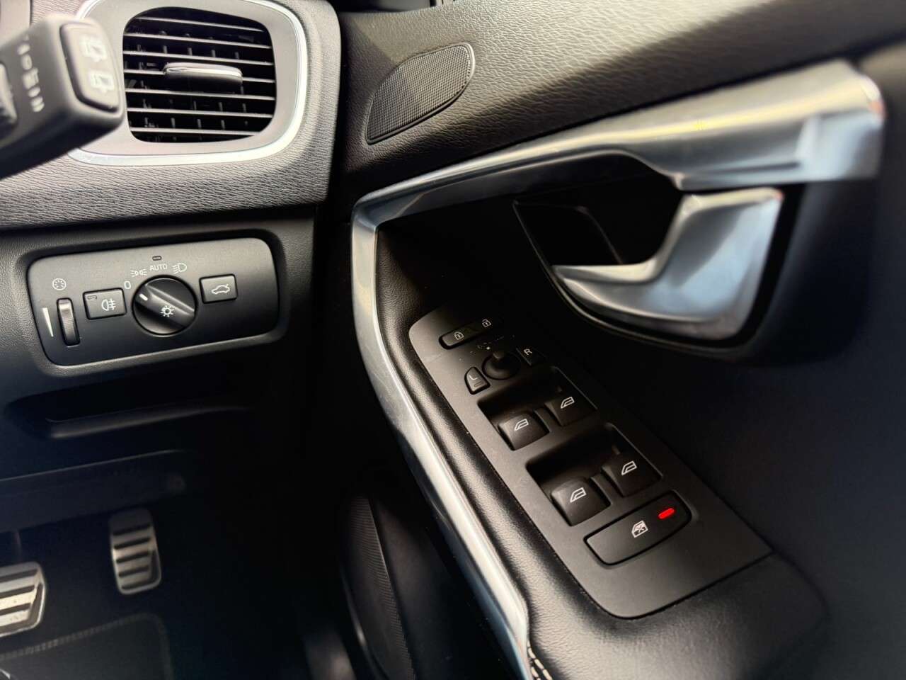 2016 VOLVO V40 2016 VOLVO V40