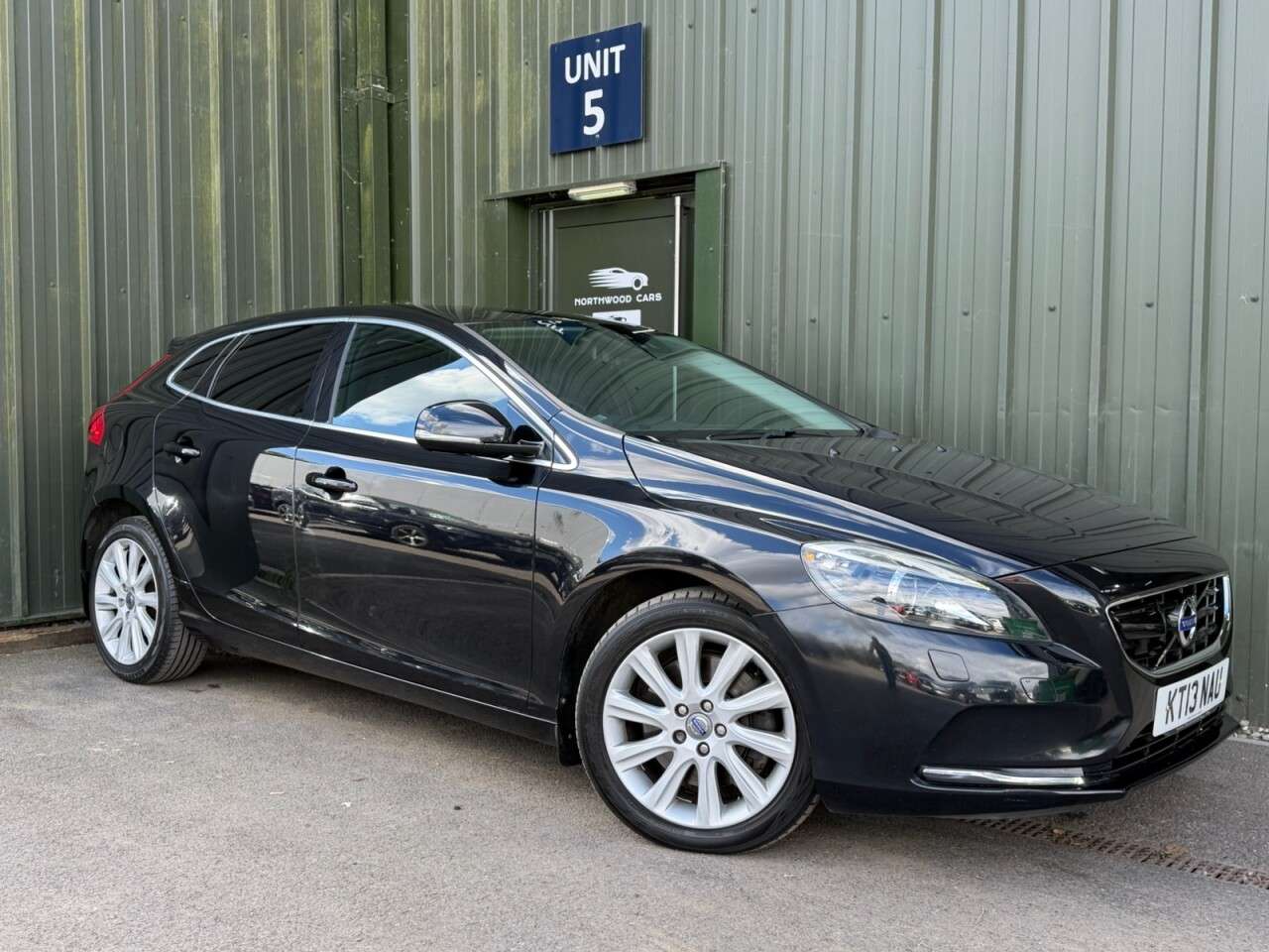 A 2013 VOLVO V40 2.0 D3 SE Lux Nav Hatchback 5dr Diesel Geartronic Euro 5 (s/s) (150 ps) Rea A 2013 VOLVO V40 2.0 D3 SE Lux Nav Hatchback 5dr Diesel Geartronic Euro 5 (s/s) (150 ps) Rea