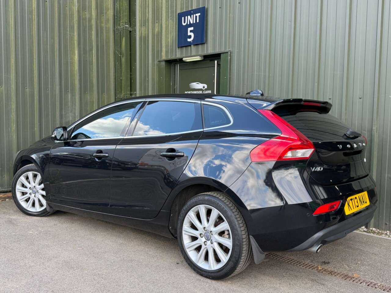 A 2013 VOLVO V40 2.0 D3 SE Lux Nav Hatchback 5dr Diesel Geartronic Euro 5 (s/s) (150 ps) Rea A 2013 VOLVO V40 2.0 D3 SE Lux Nav Hatchback 5dr Diesel Geartronic Euro 5 (s/s) (150 ps) Rea