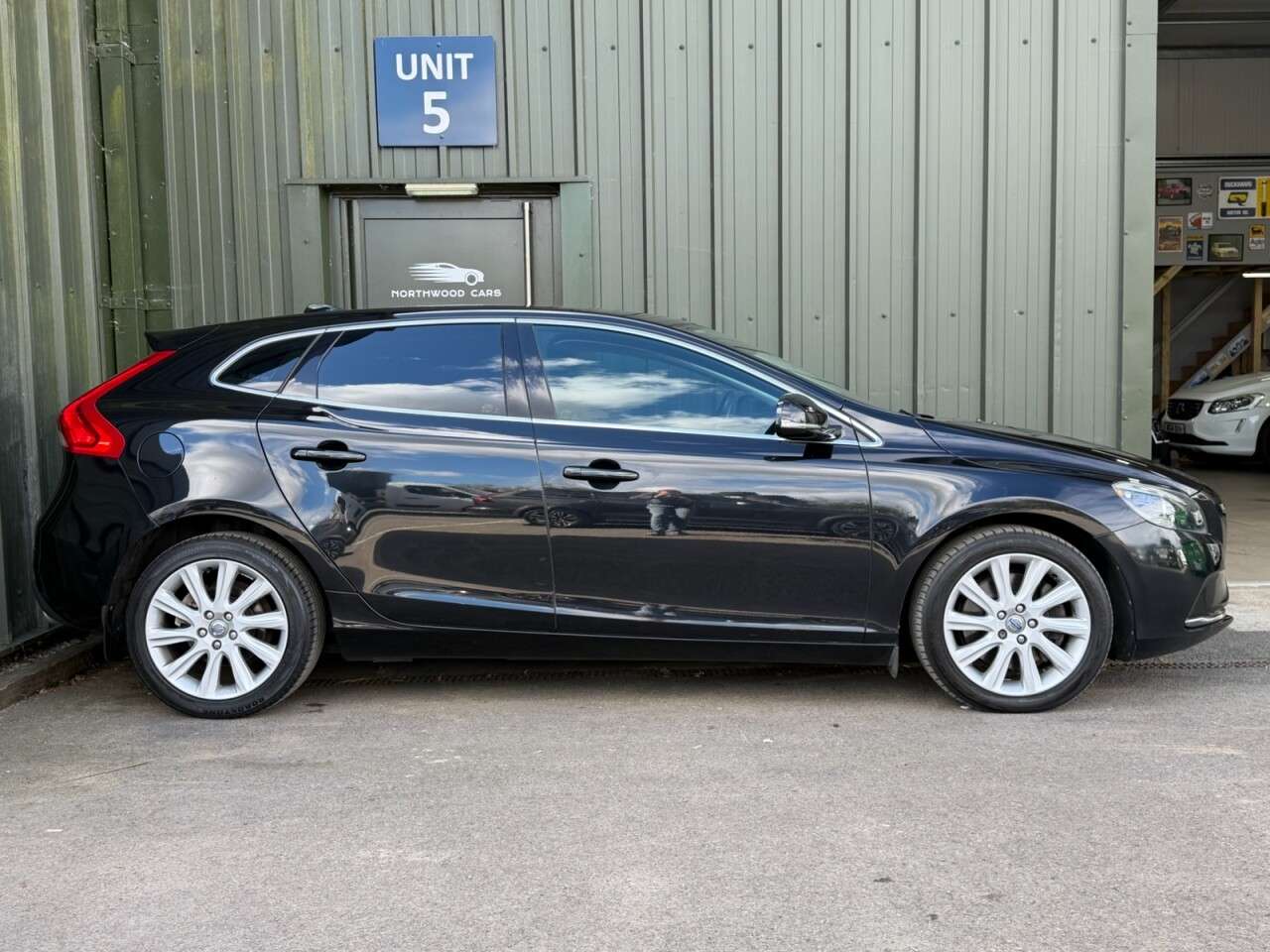 A 2013 VOLVO V40 2.0 D3 SE Lux Nav Hatchback 5dr Diesel Geartronic Euro 5 (s/s) (150 ps) Rea A 2013 VOLVO V40 2.0 D3 SE Lux Nav Hatchback 5dr Diesel Geartronic Euro 5 (s/s) (150 ps) Rea