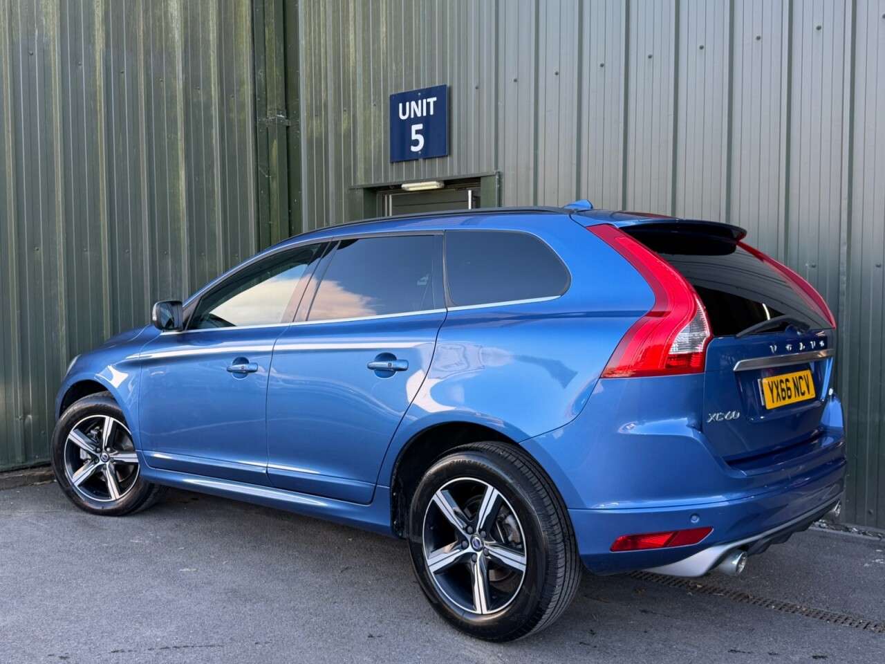 A 2016 VOLVO XC60 2.0 D4 R-Design Nav SUV 5dr Diesel Auto Euro 6 (s/s) (190 ps) Keyless Entry A 2016 VOLVO XC60 2.0 D4 R-Design Nav SUV 5dr Diesel Auto Euro 6 (s/s) (190 ps) Keyless Entry