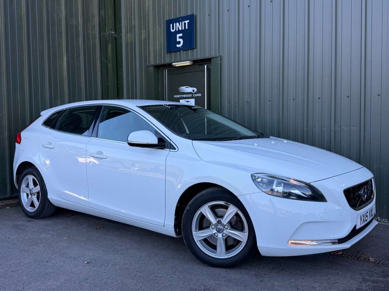 A 2015 VOLVO V40 1.6 T2 SE Hatchback 5dr Petrol Manual Euro 5 (s/s) (120 ps) Low Mileage - B A 2015 VOLVO V40 1.6 T2 SE Hatchback 5dr Petrol Manual Euro 5 (s/s) (120 ps) Low Mileage - B